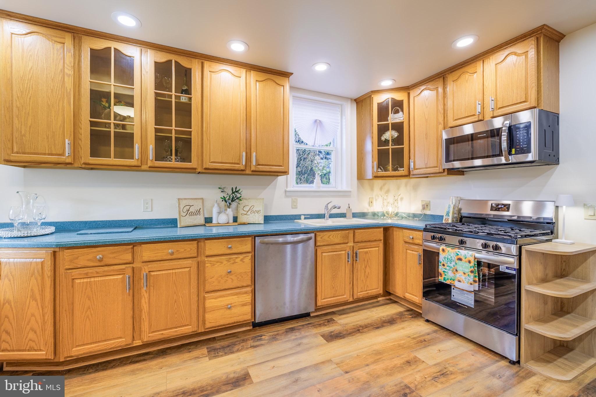 CASTLE MANOR - Residential