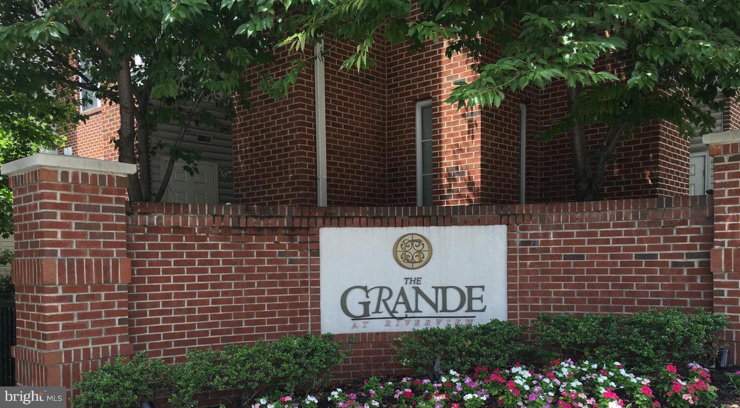 THE GRANDE AT RIVERVIEW - Residential Lease