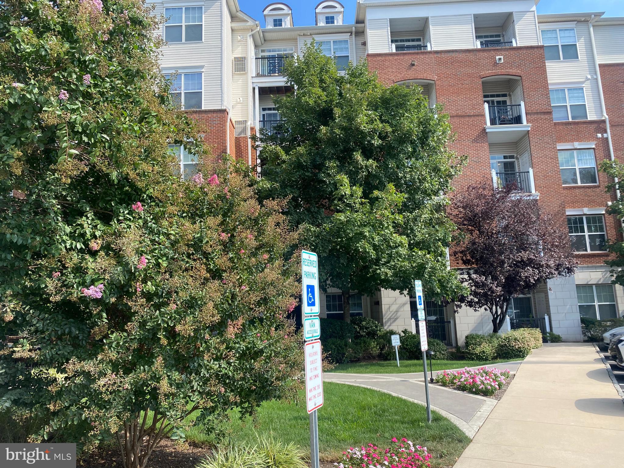 THE GRANDE AT RIVERVIEW - Residential Lease