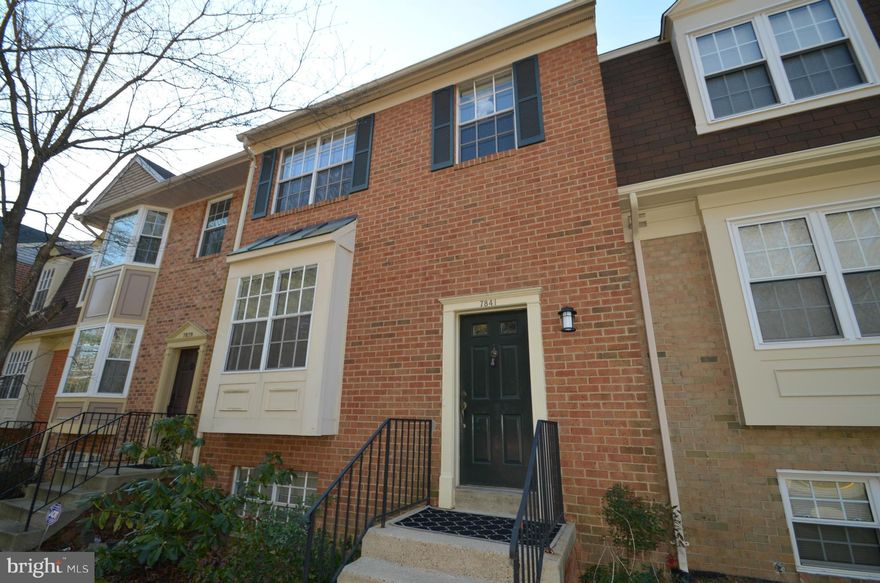 WONDERFUL 3BR, 2.5 HOME IN HUNTER VILLAGE...HUGE LIV RM..SEP DIN RM..UPDATED KIT W/ GRANITE COUNTERS & WALKOUT TO DECK W/ WALKDOWN STAIRS..LARGE MBR SUITE W/ VANITY & WALK-IN CLOSET..ALL BRs W/ VAULTED CEILINGS..GOLDEN TEAKWOOD FLOORING ON TOP 2 LVLS..COZY LWR LVL FAM RM W/ FIREPLACE, NEW CARPET & WALKOUT TO PATIO DECK & FENCED YARD...UPDATED LIGHTING, HARDWARE & FIXTURES