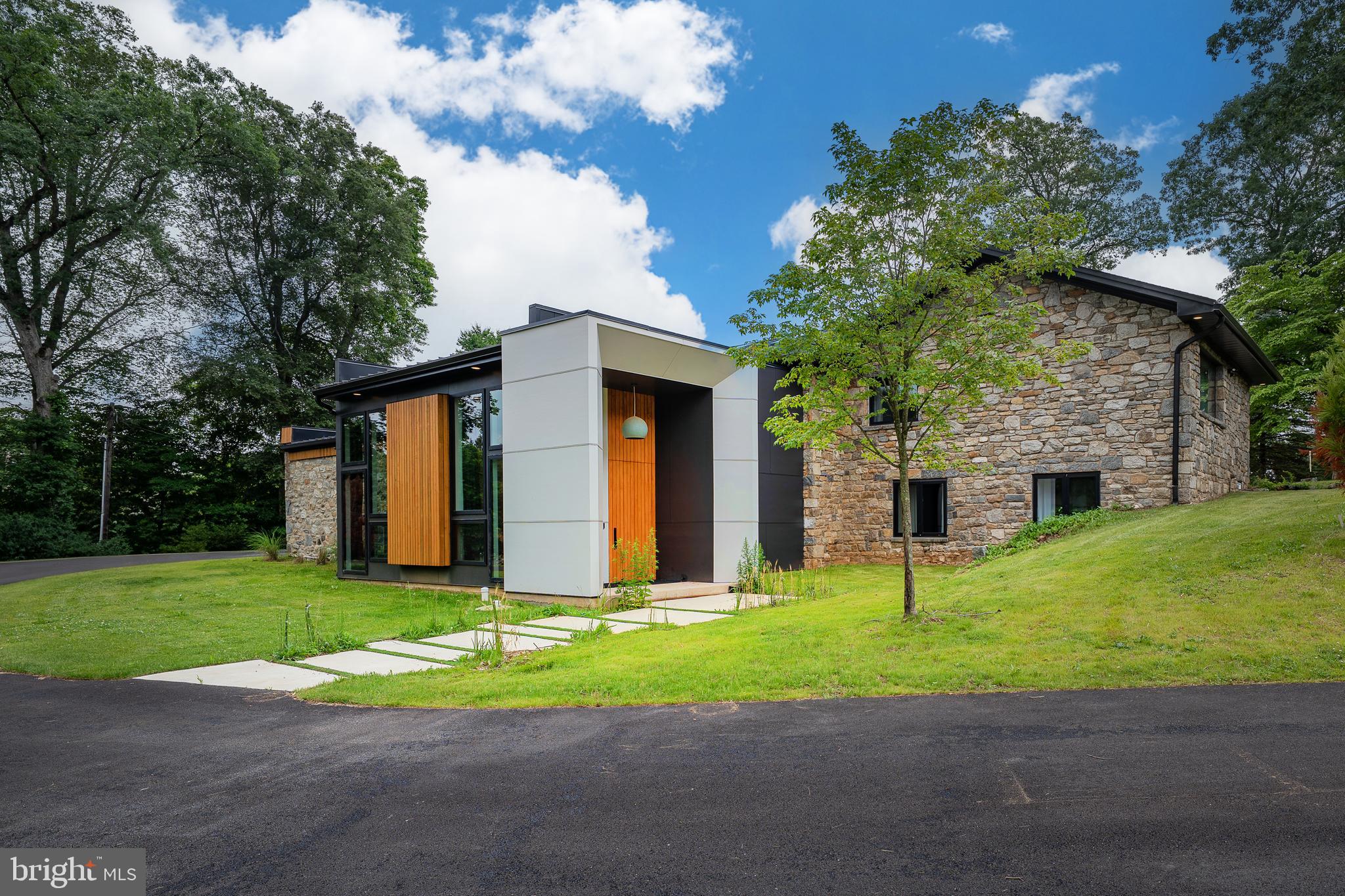 FOULK  MANOR - Residential