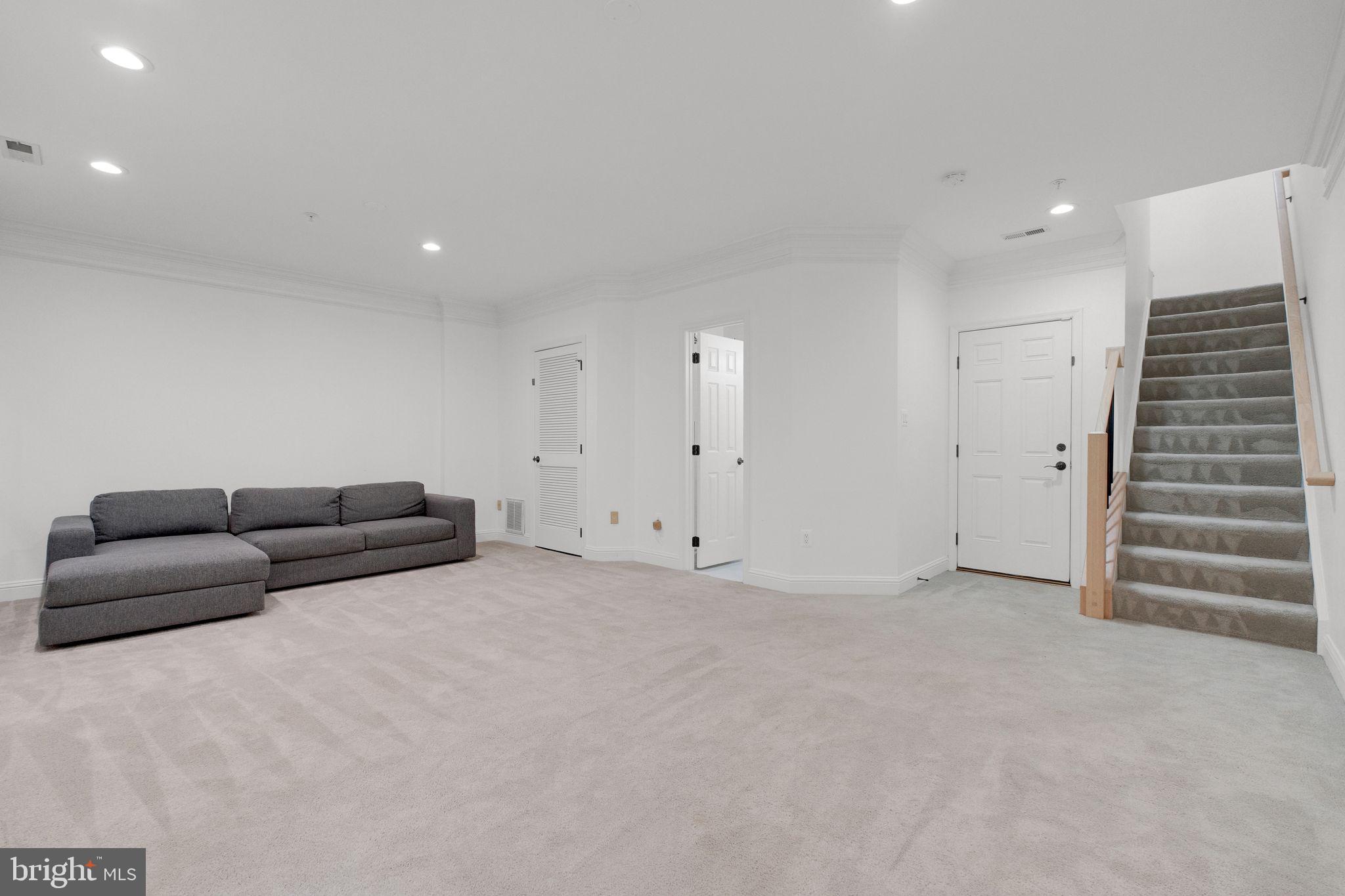 TOWER OAKS - Residential Lease