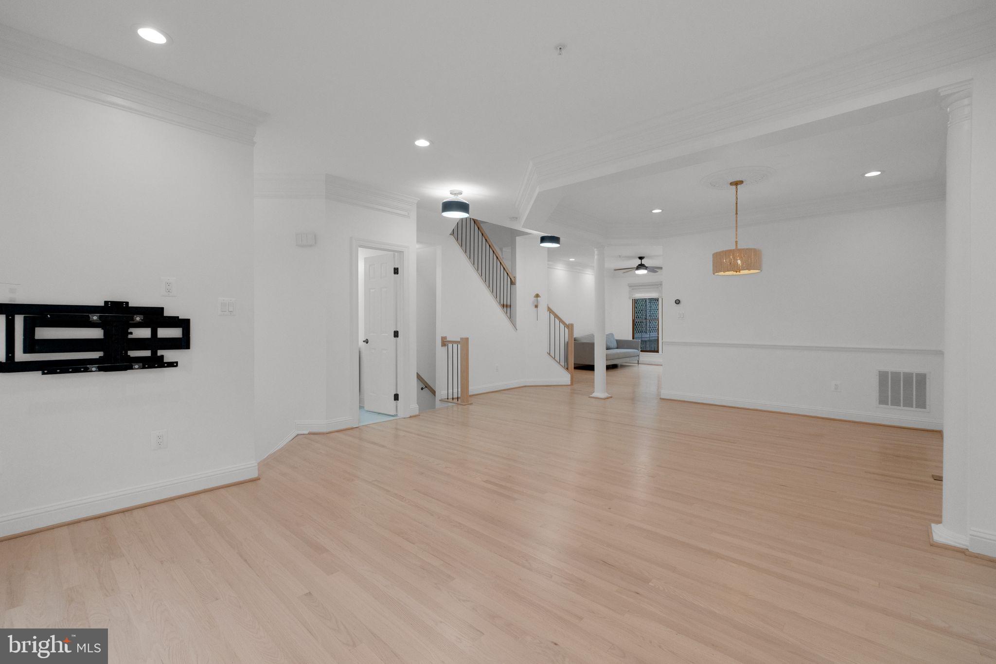 TOWER OAKS - Residential Lease