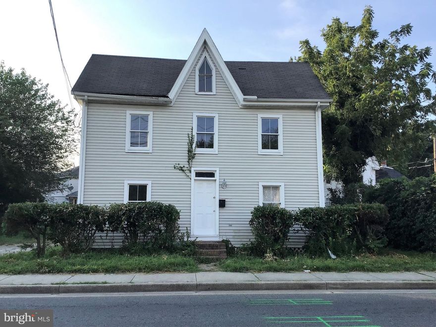 Darling farmhouse ready for your sweat equity, perfect for starter home or investment property. 3 bed, 1
bath, public water and sewer. Spacious yard. "Sold As Is."