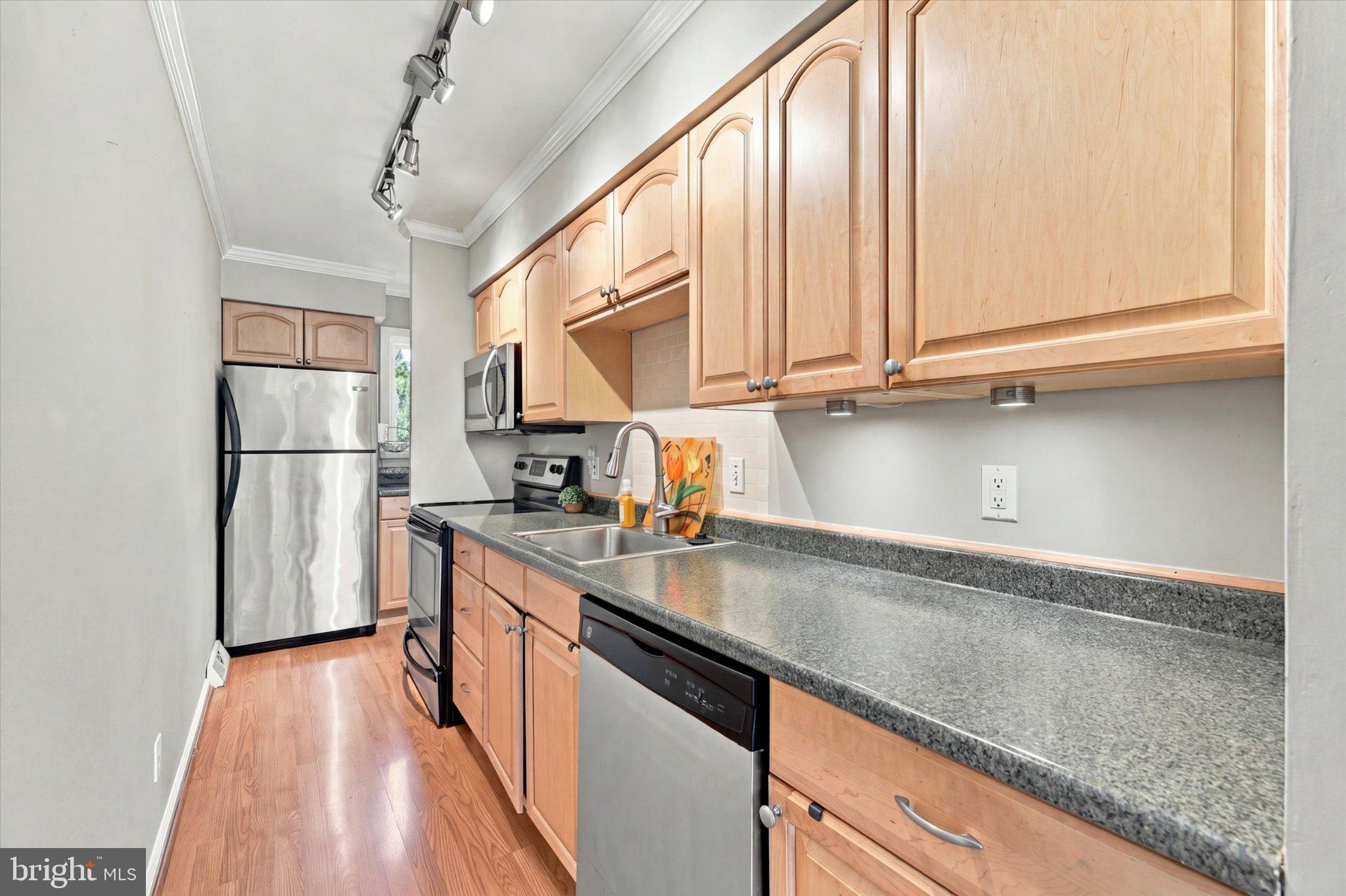 668 SUMMIT HOUSE 668