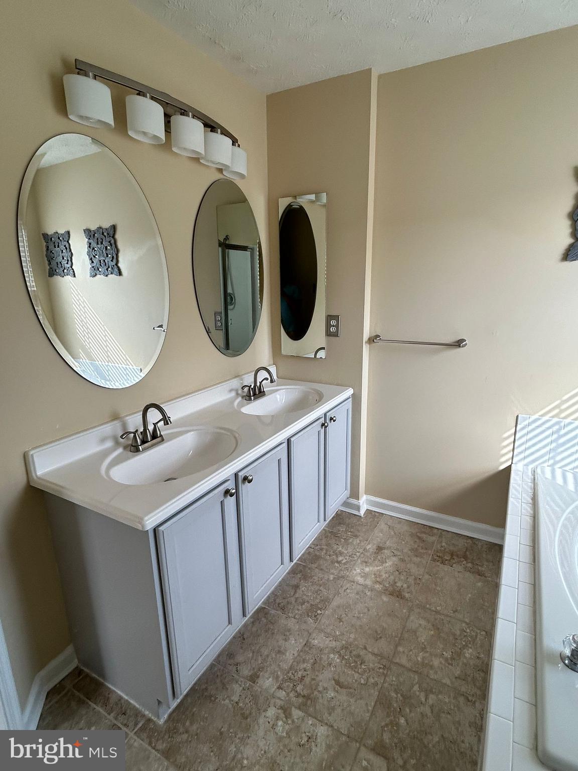 PAPILLON - Residential Lease