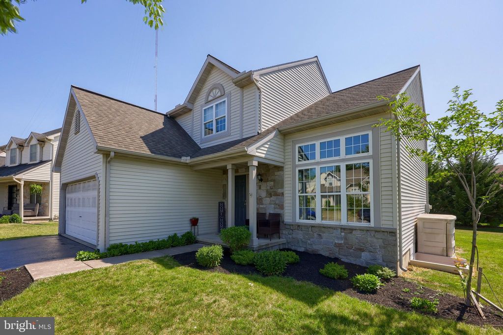 Photo of 956 HEDGEWYCK LN, ELIZABETHTOWN, PA 17022 (MLS # PALA2035752)