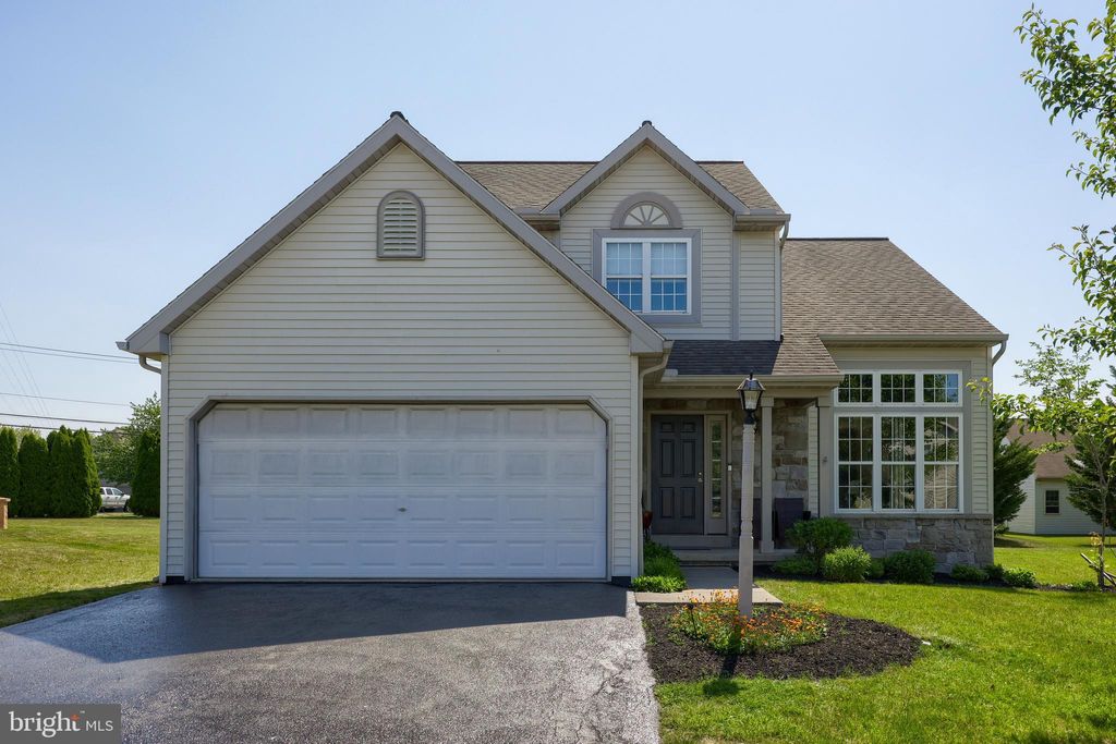 Photo of 956 HEDGEWYCK LN, ELIZABETHTOWN, PA 17022 (MLS # PALA2035752)