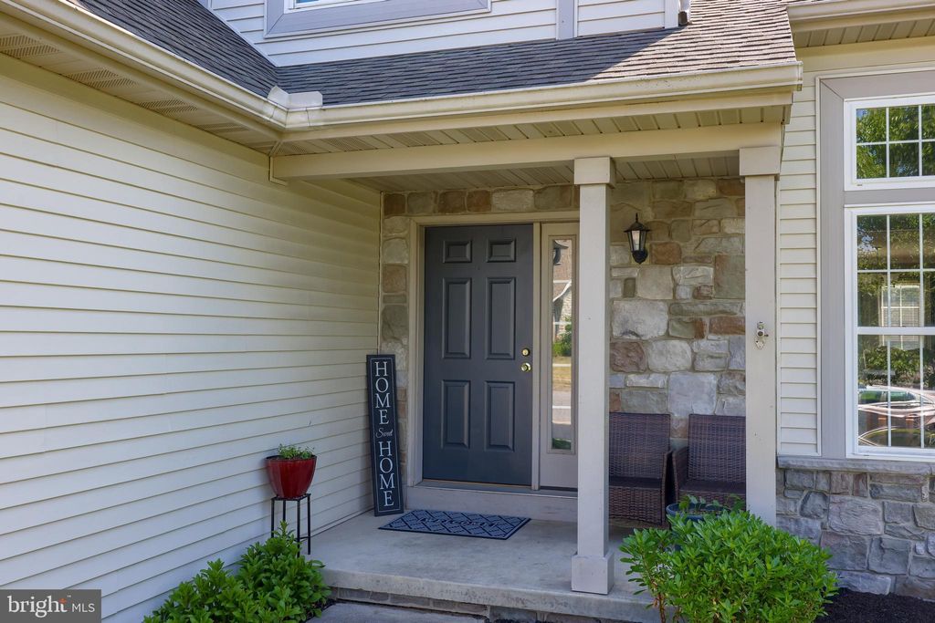 Photo of 956 HEDGEWYCK LN, ELIZABETHTOWN, PA 17022 (MLS # PALA2035752)