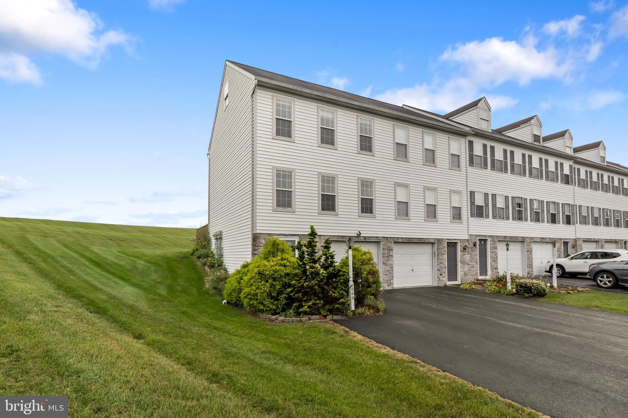 1060 HEARTHRIDGE LANE