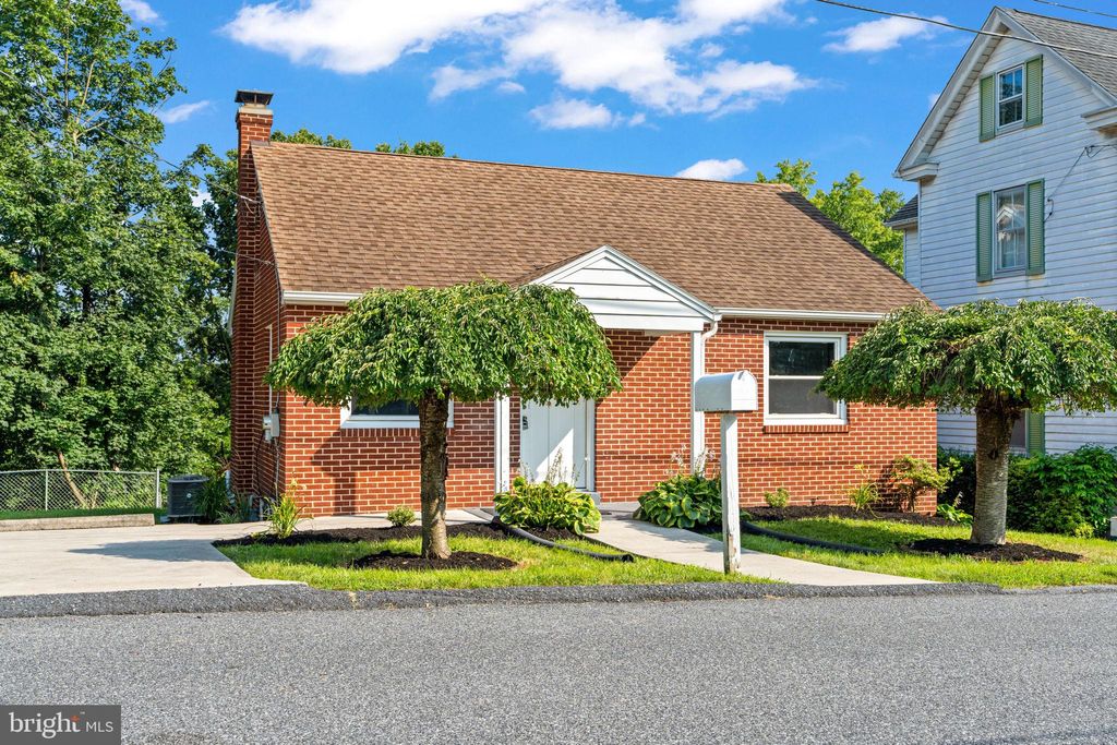 Photo of 724 Dunkle Street, HARRISBURG, PA 17113 (MLS # PADA2047662)