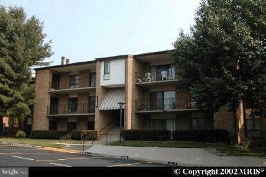 **Open floor plan condo. Updated kitchen with granite counters tile flooring, updated bathrooms with granite vanity tops & tile flooring, washer/dryer in unit. Close to Giant Food, 270, Rio, kentlands, Milestone Shopping Center ** We have an in-house Maint Dept for QUICK repair response/ 24 hrs emergency.  * AGENTS read the Agent Private remarks please !!!