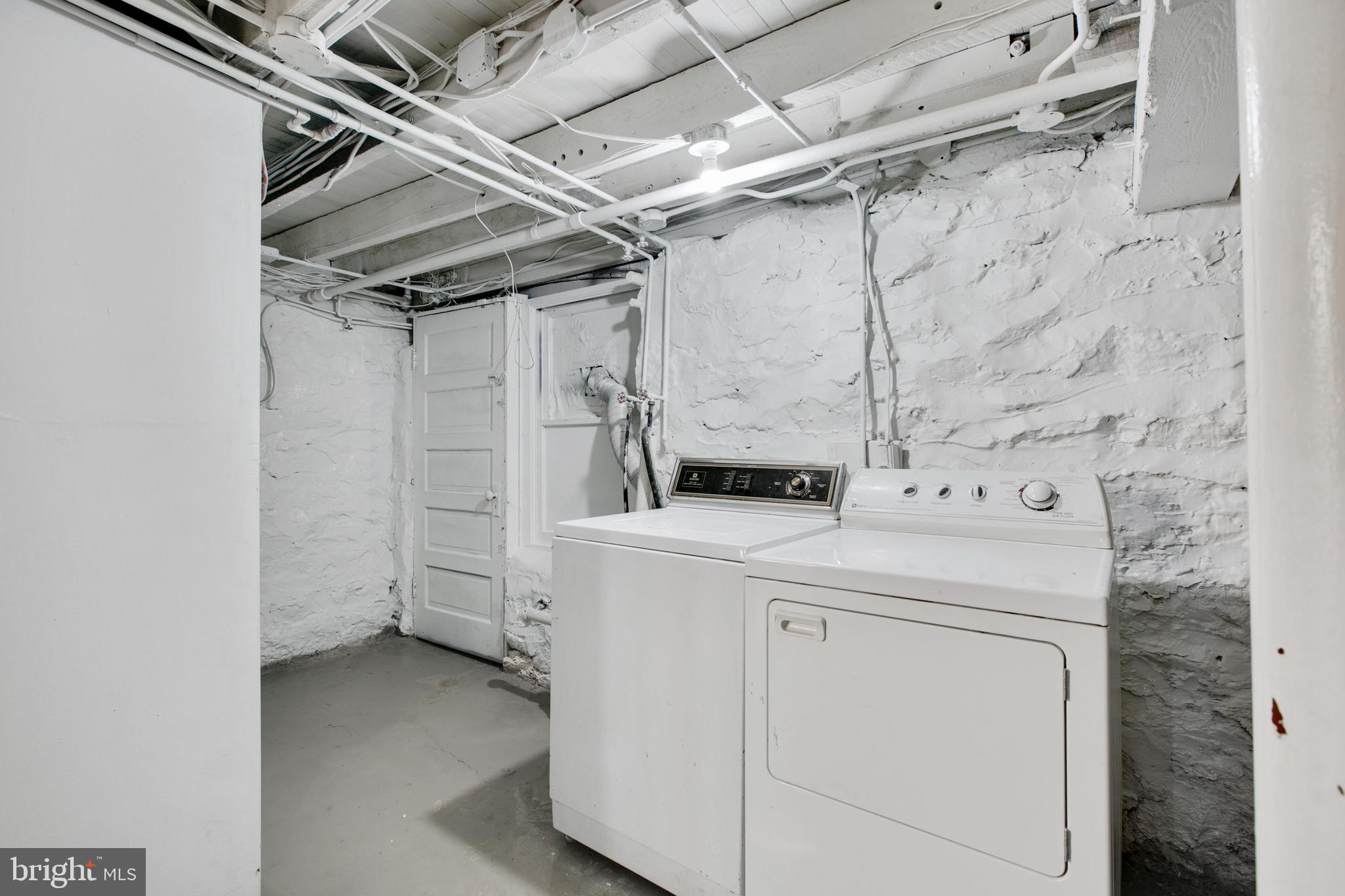 EVERGREEN LAWN - Residential Lease