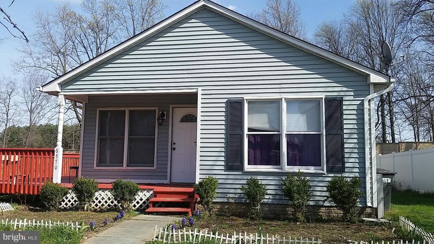 SHOWS WELL, NEWER KITCHEN APPLIANCES, FLOORS AND BATHROOM, PARTIALLY FINISHED BASEMENT, NICE SIZE LOT AND MUCH MORE! MOVE RIGHT IN!