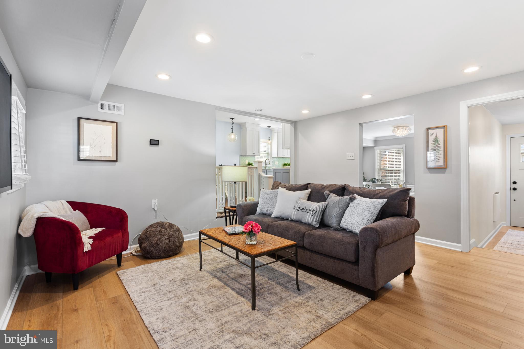 6 E ALBERTSON AVENUE