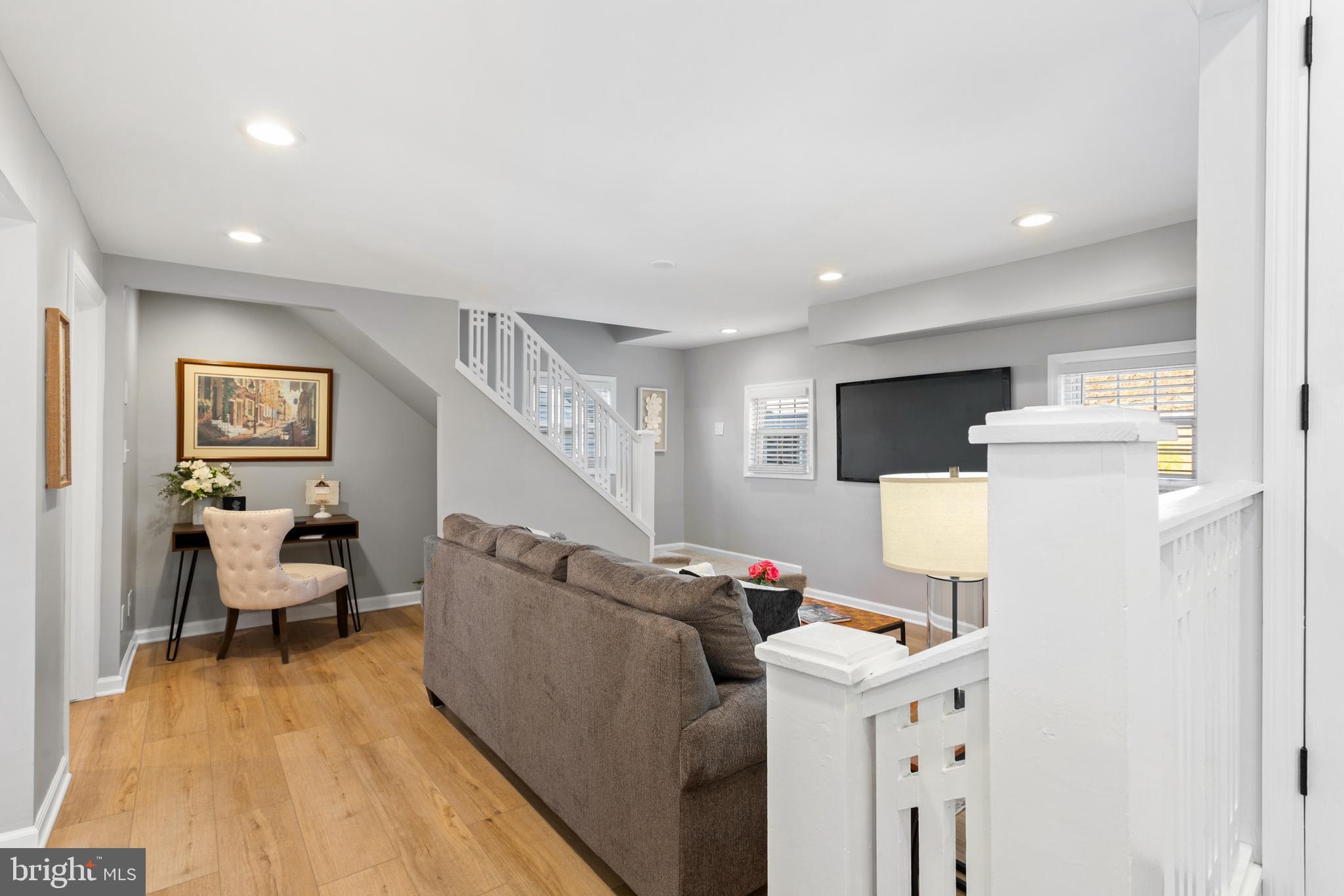 6 E ALBERTSON AVENUE