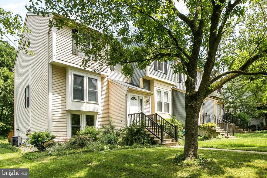 awesome EOG 4br/4ba home w fantastic corner lot. high ceilings & open flr plan. ideal for entertaining. great kitchen w breakfast bar overlooking yard, built-in buffet, backsplash, pantry & pass-thru to DR. sunken LR w sliders to deck. mstr w impressive deluxe ensuite ba. great fin ll w new carpet, 4th br, fam rm, walk-out & storage. desired tiered deck leads to spacious open yard w custom shed