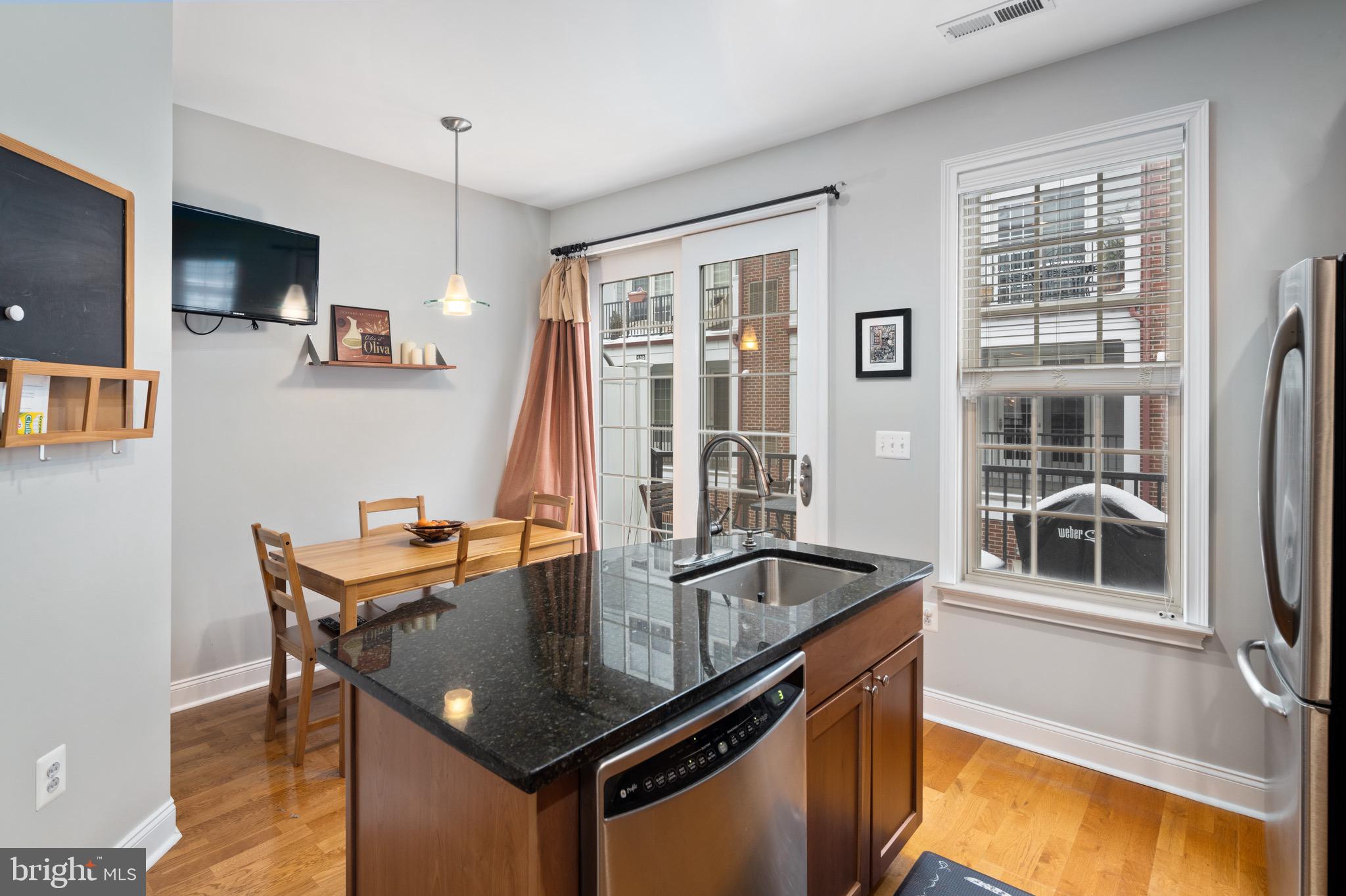 NAVAL SQUARE - Residential Lease