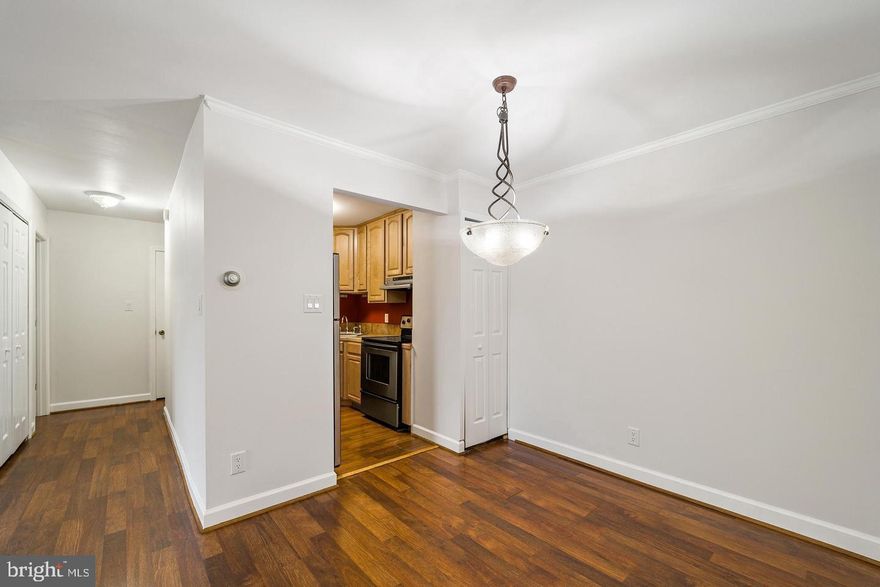 FABULOUS CONTEMPORARY 1 BEDROOM 1 BATHROOM CONDO! GORGEOUS GLEAMING HARDWOOD FLOORS THRU-OUT! INVITING BRIGHT OPEN FLOOR PLAN! FRESHLY PAINTED & SLIDING GLASS DOOR. MODERN KITCHEN. SPACIOUS MASTER BEDROOM WITH WALK-IN CLOSET. LARGE CEDAR CLOSET PERFECT FOR EXTRA STORAGE. MINUTES TO EVERYTHING! ALL MAJOR ROADS, SHOPPING, RESTAURANTS, PARKS & MUCH MORE... HOME WARRANTY INCLUDED! FINALLY, YOUR DREAM CONDO AWAITS-  WELCOME HOME! 
DON'T MISS THIS OPPORTUNITY!!