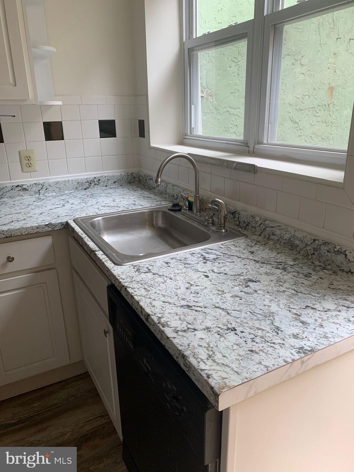 QUEEN VILLAGE - Residential