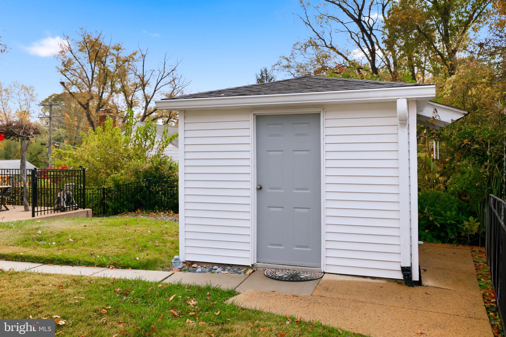 BROYHILL PARK - Residential Lease