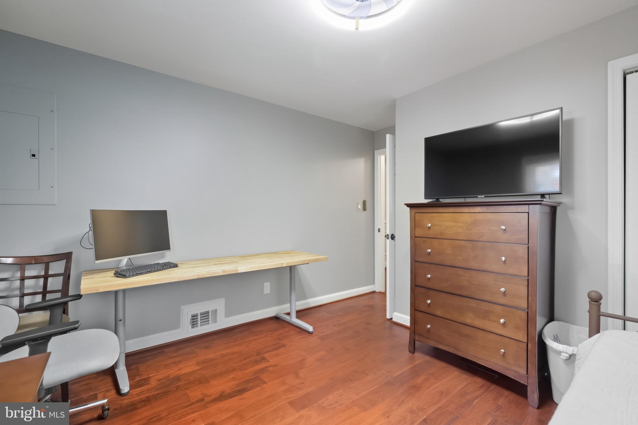 BROYHILL PARK - Residential Lease