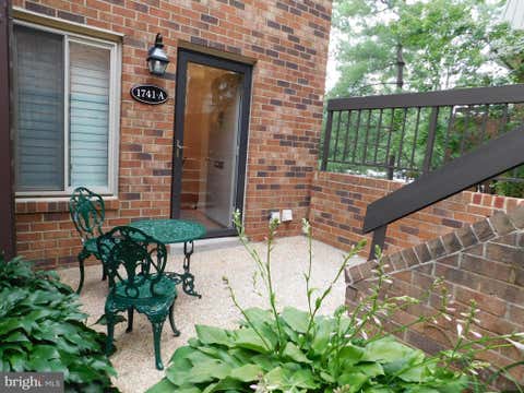 Townhouse For Rent - 1741 S Hayes Street #1<br/> ARLINGTON, VA 22202