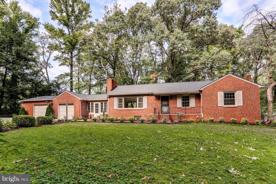 Beautiful Move in Ready home in the coveted water privileged community of Round Bay. This 3BD/2.5BA rancher features gleaming HW floor, 2 car garage connected to spacious breezeway. Expansive outdoor patio perfect for outdoor entertaining. Beautiful in-ground pool w/ pool house, all on a gorgeous 1 acre lot in the SP school district! A can't miss opportunity, come take a look!