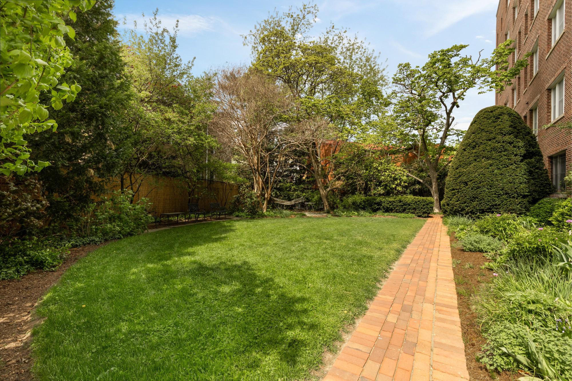 1661 CRESCENT PLACE NW 102W