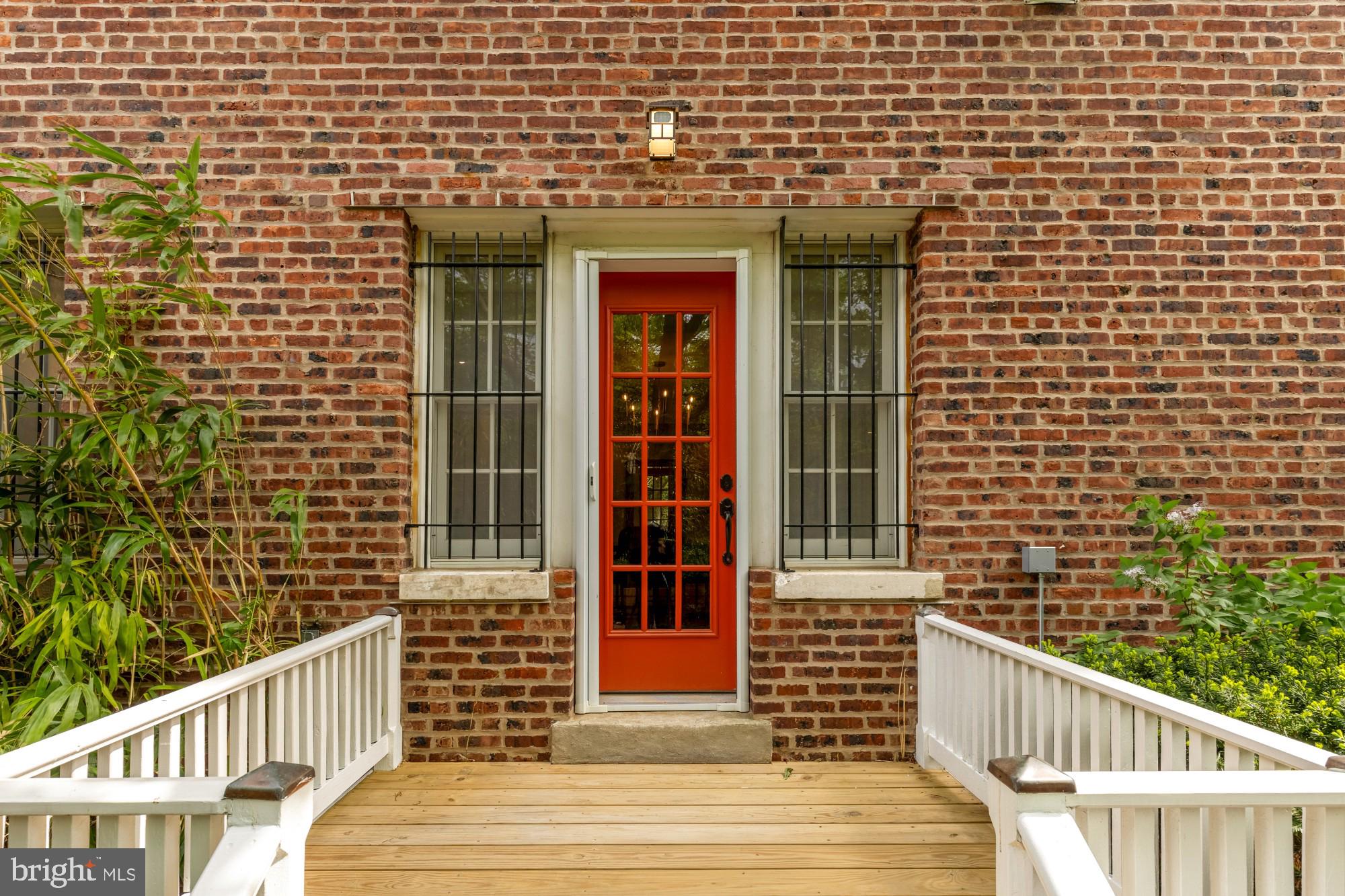 1661 CRESCENT PLACE NW 102W