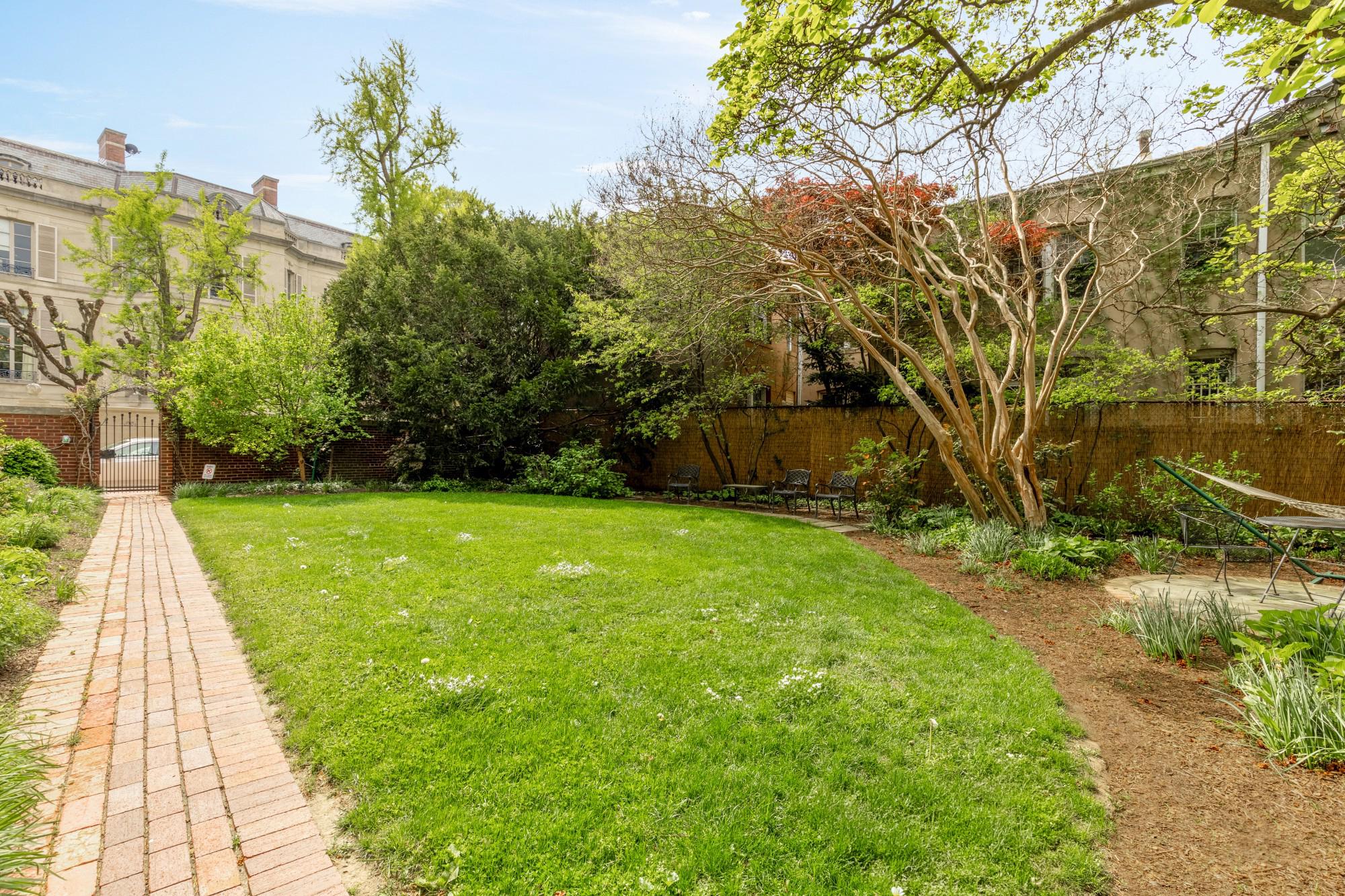 1661 CRESCENT PLACE NW 102W