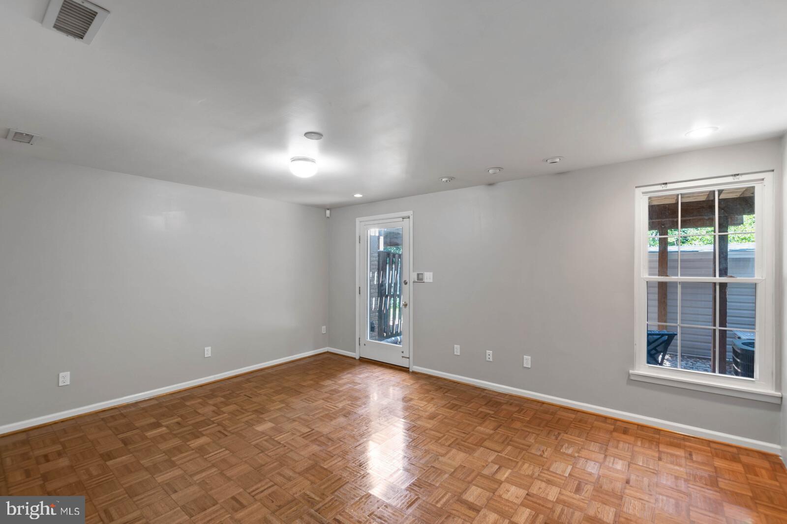 OLD GABLE SQUARE - Residential