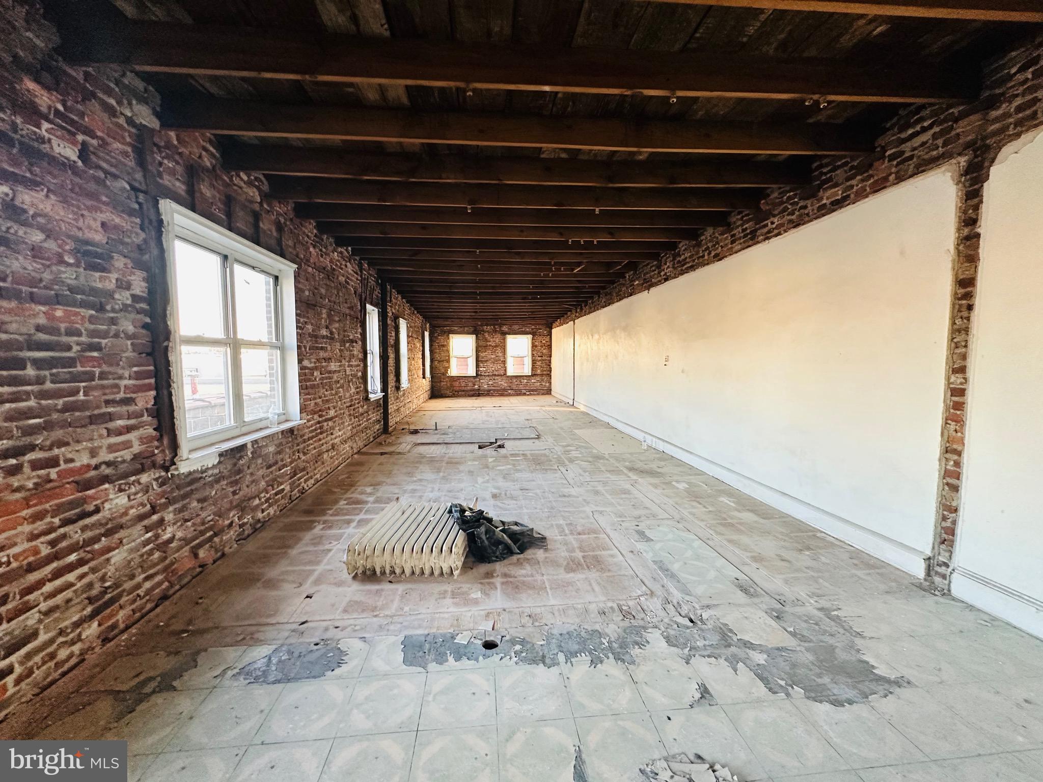LANSDOWNE - Commercial Sale