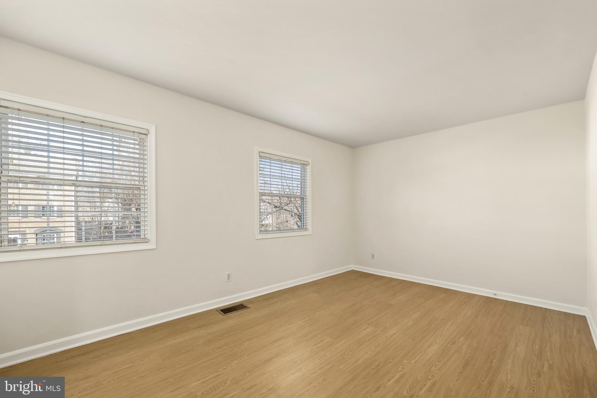 LONDON TOWNE - Residential