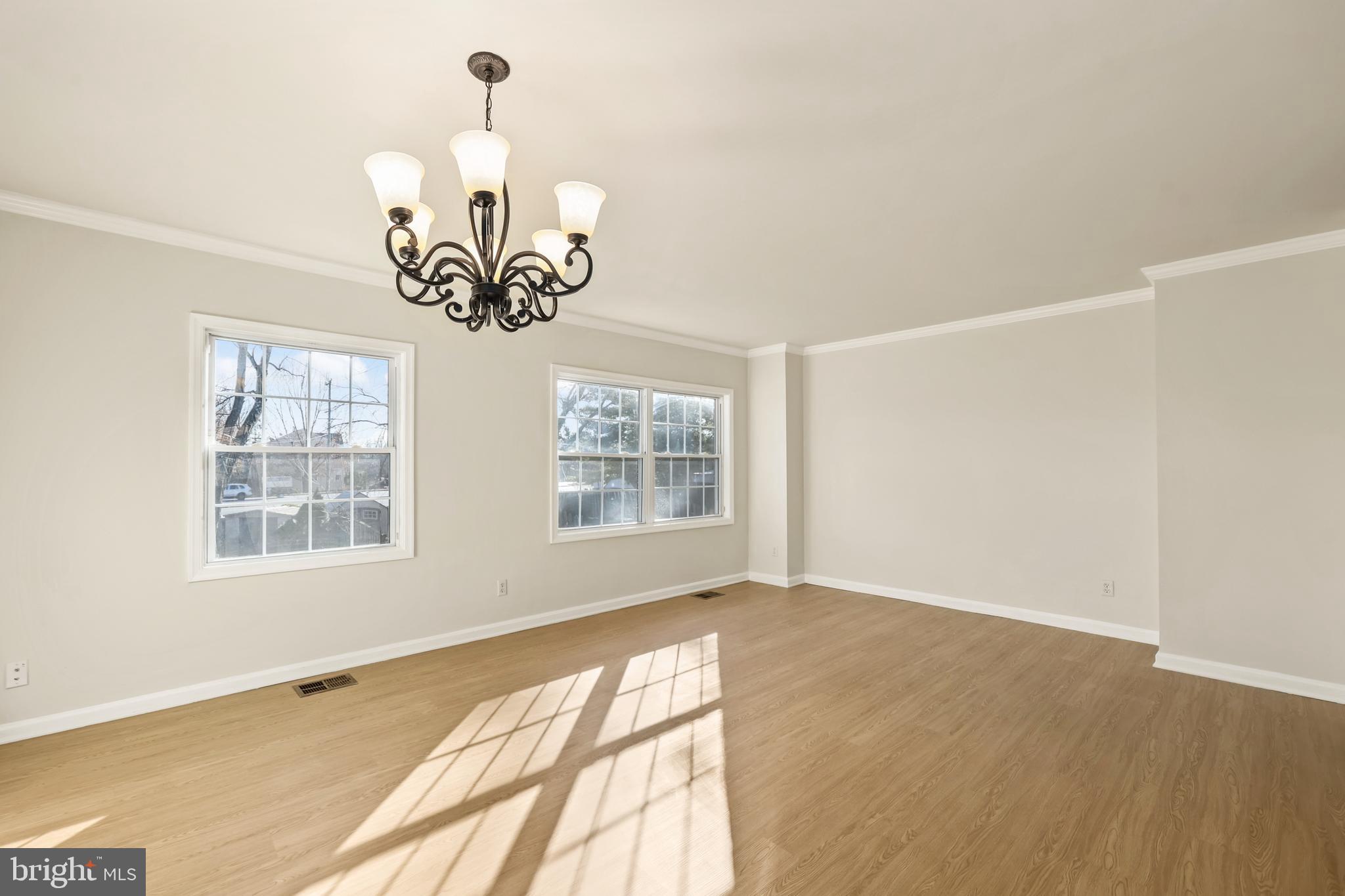 LONDON TOWNE - Residential