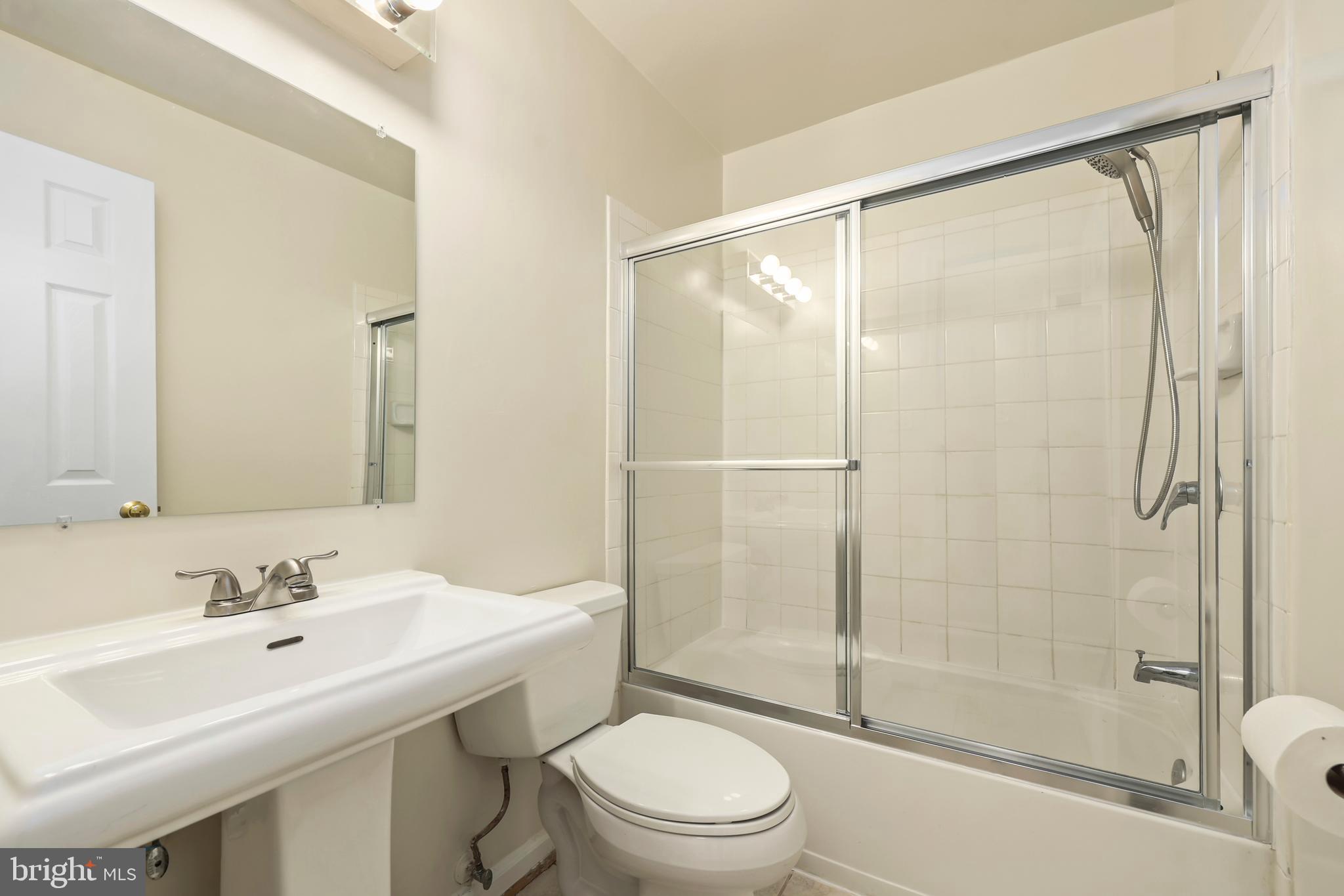 LONDON TOWNE - Residential