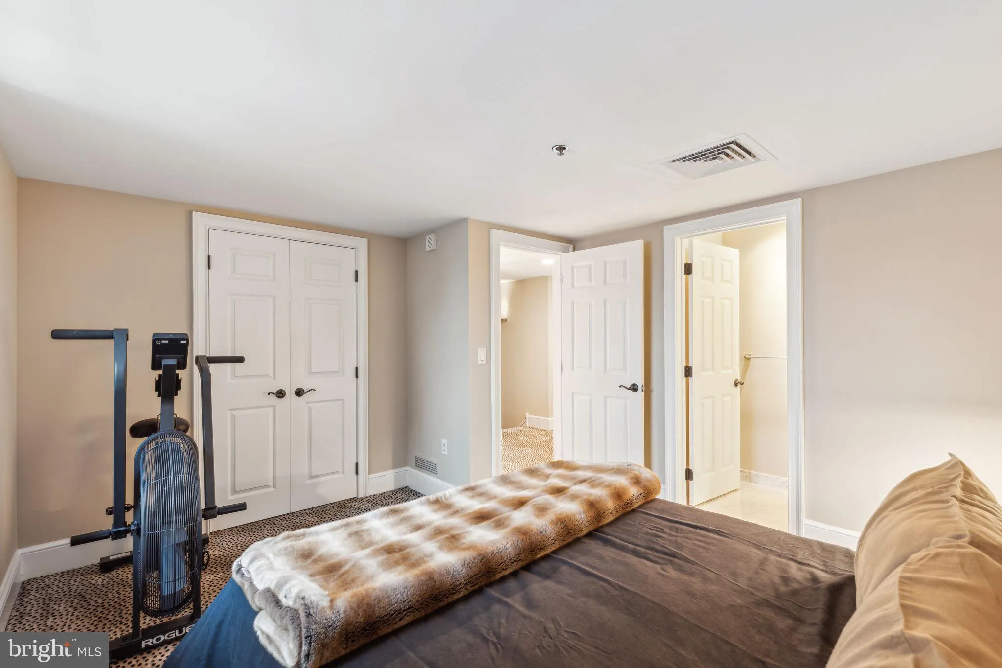 Philadelphia, Pennsylvania 19102, United States, 2 Bedrooms Bedrooms, ,3 BathroomsBathrooms,Residential,Active,140112