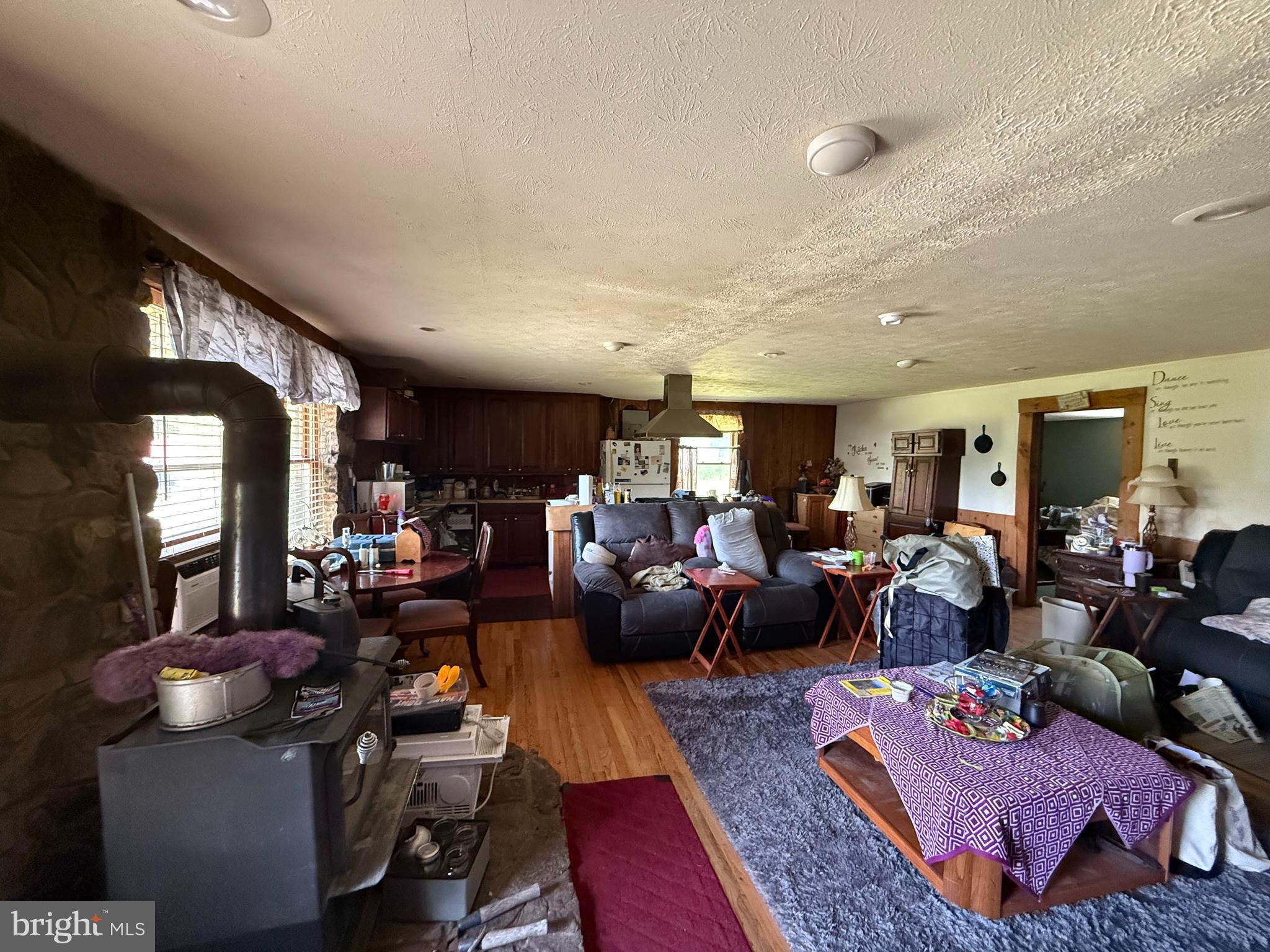2098 FALLS ROAD