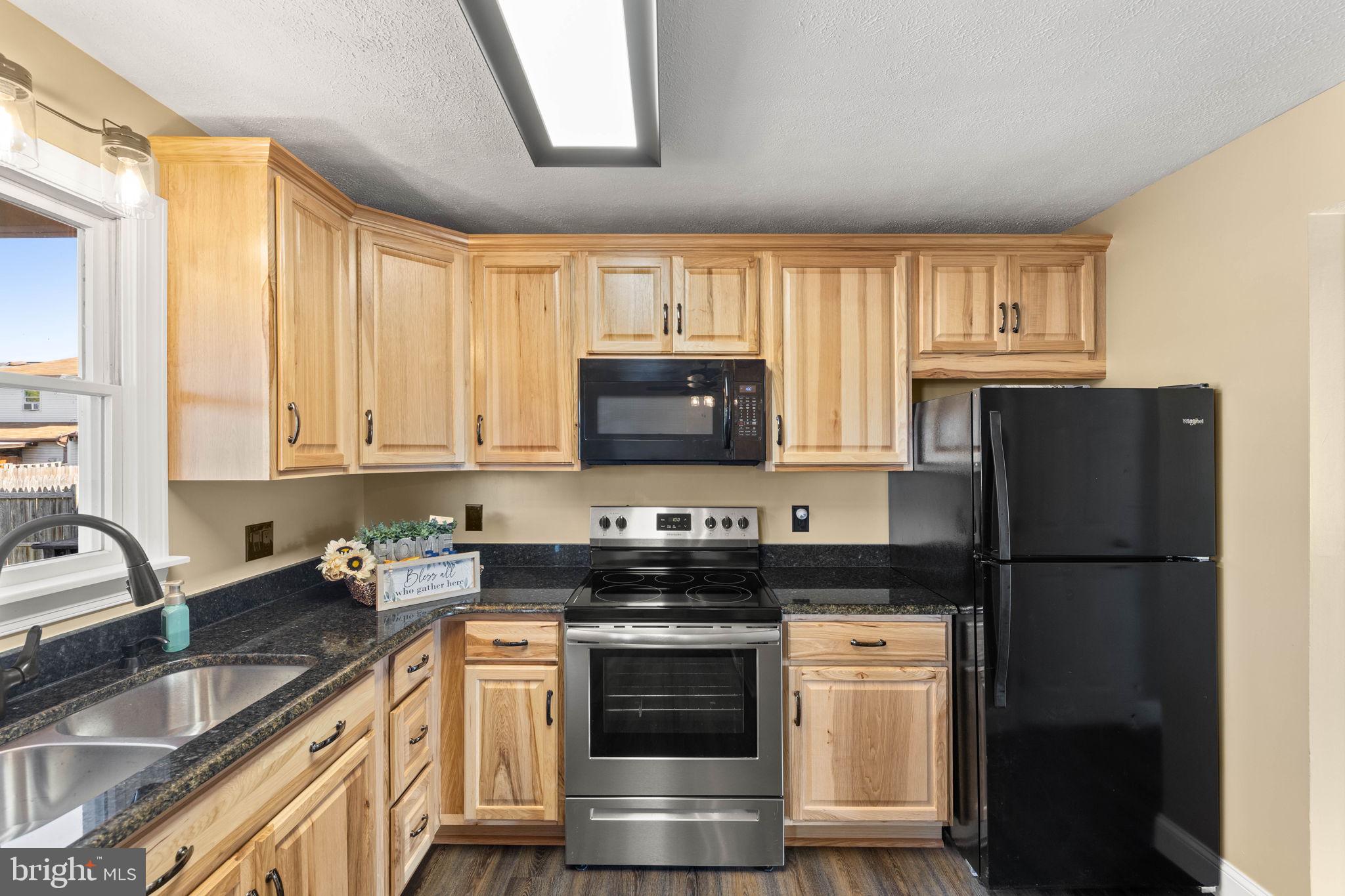 916 HILLTOP DRIVE