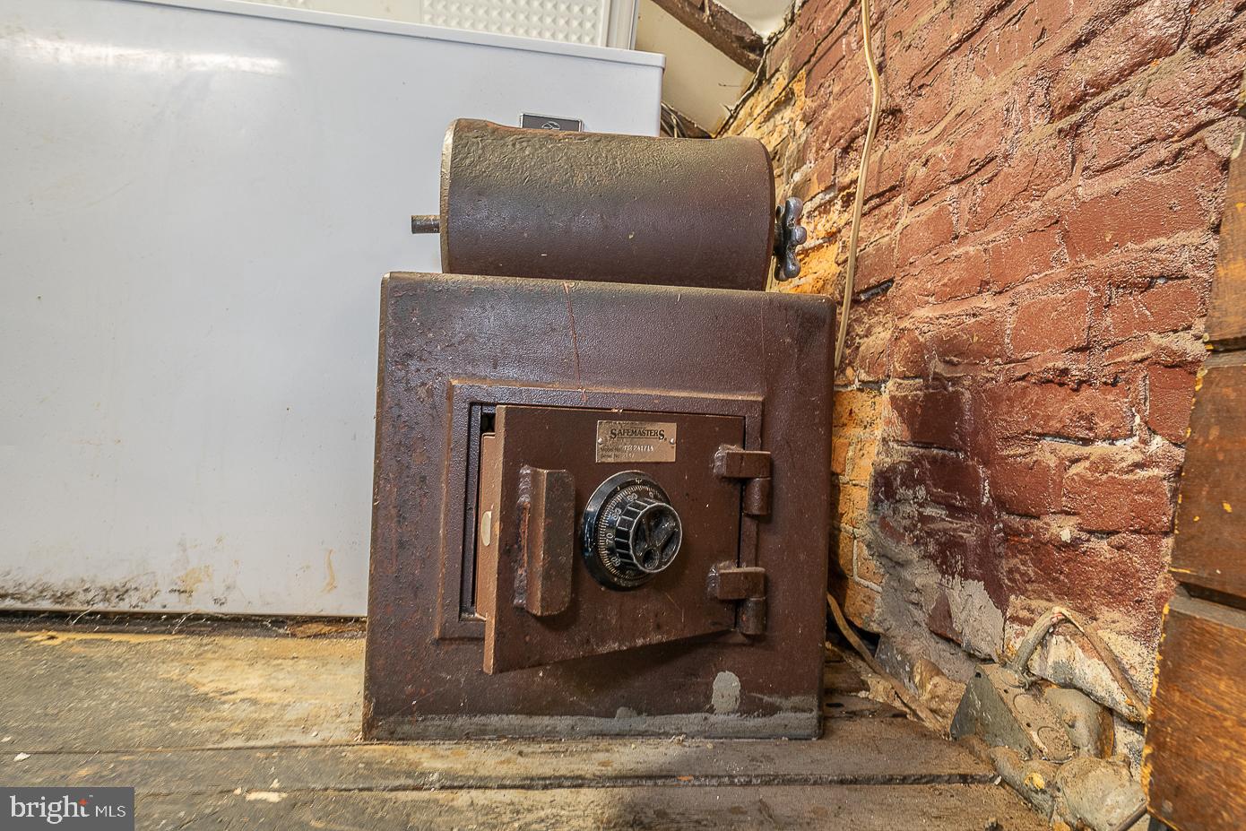 CENTER CITY - Commercial Sale