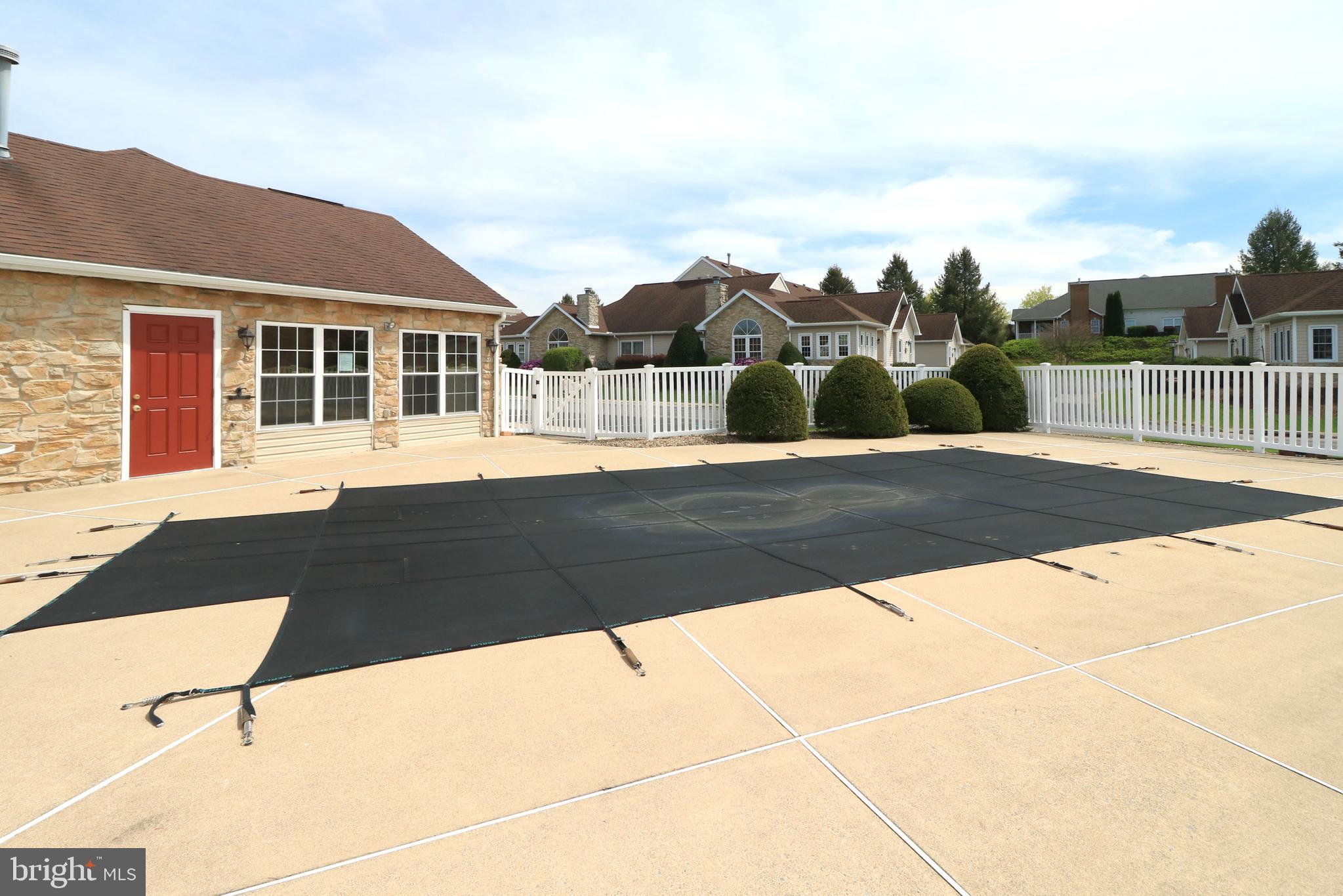 THOROUGHBRED CROSSING - Residential