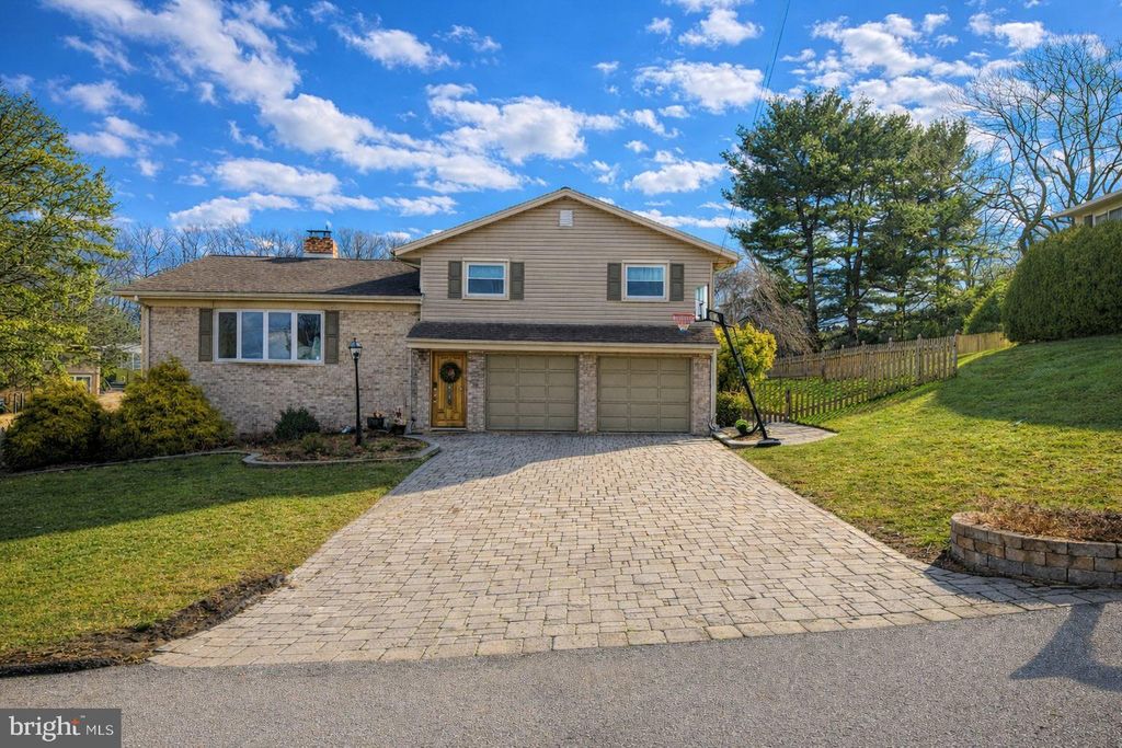 Photo of 43 Lynwood Drive, YORK, PA 17402 (MLS # PAYK2096014)