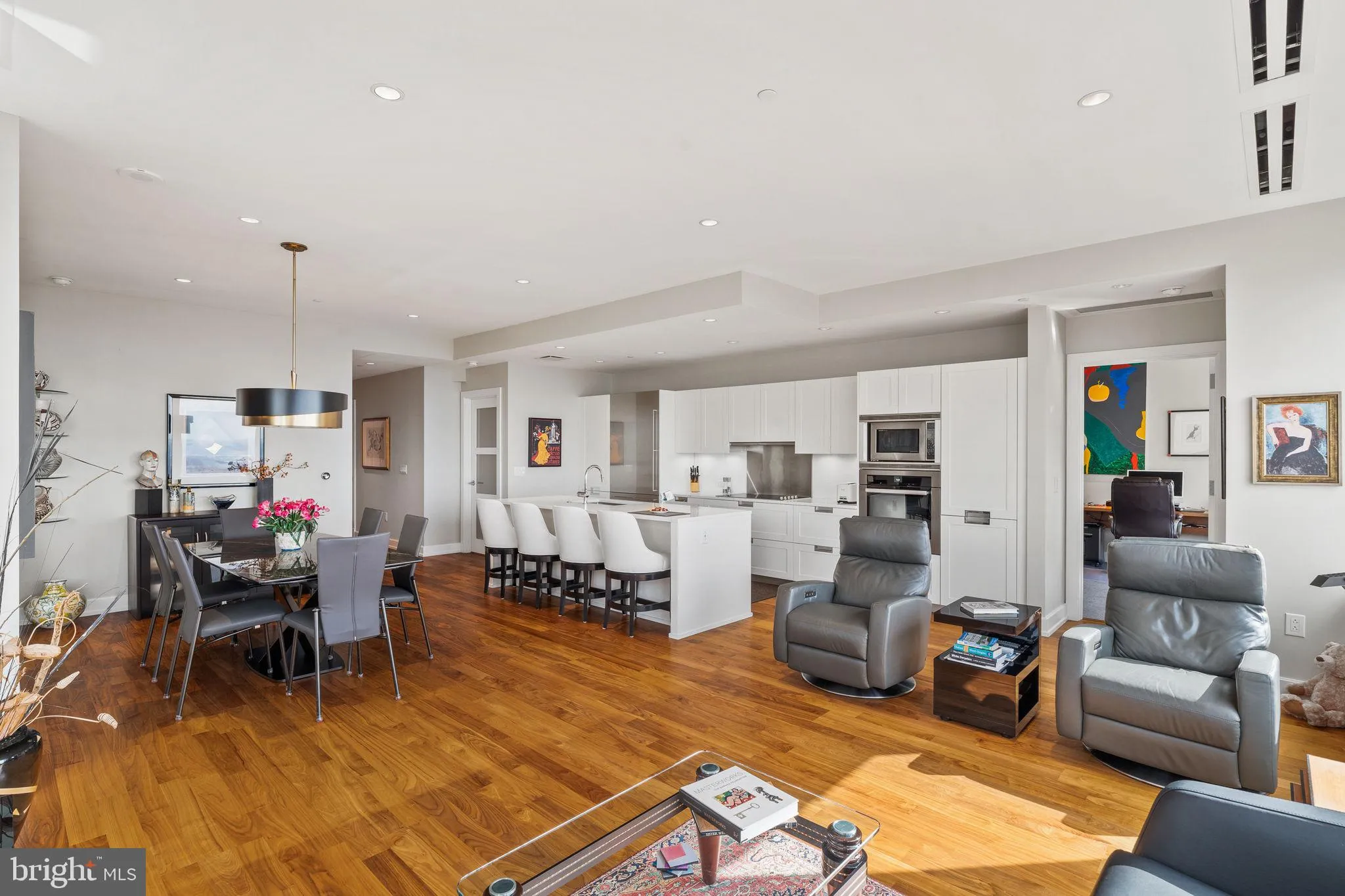 Philadelphia, Pennsylvania 19102, United States, 3 Bedrooms Bedrooms, ,4 BathroomsBathrooms,Residential,Active,78059