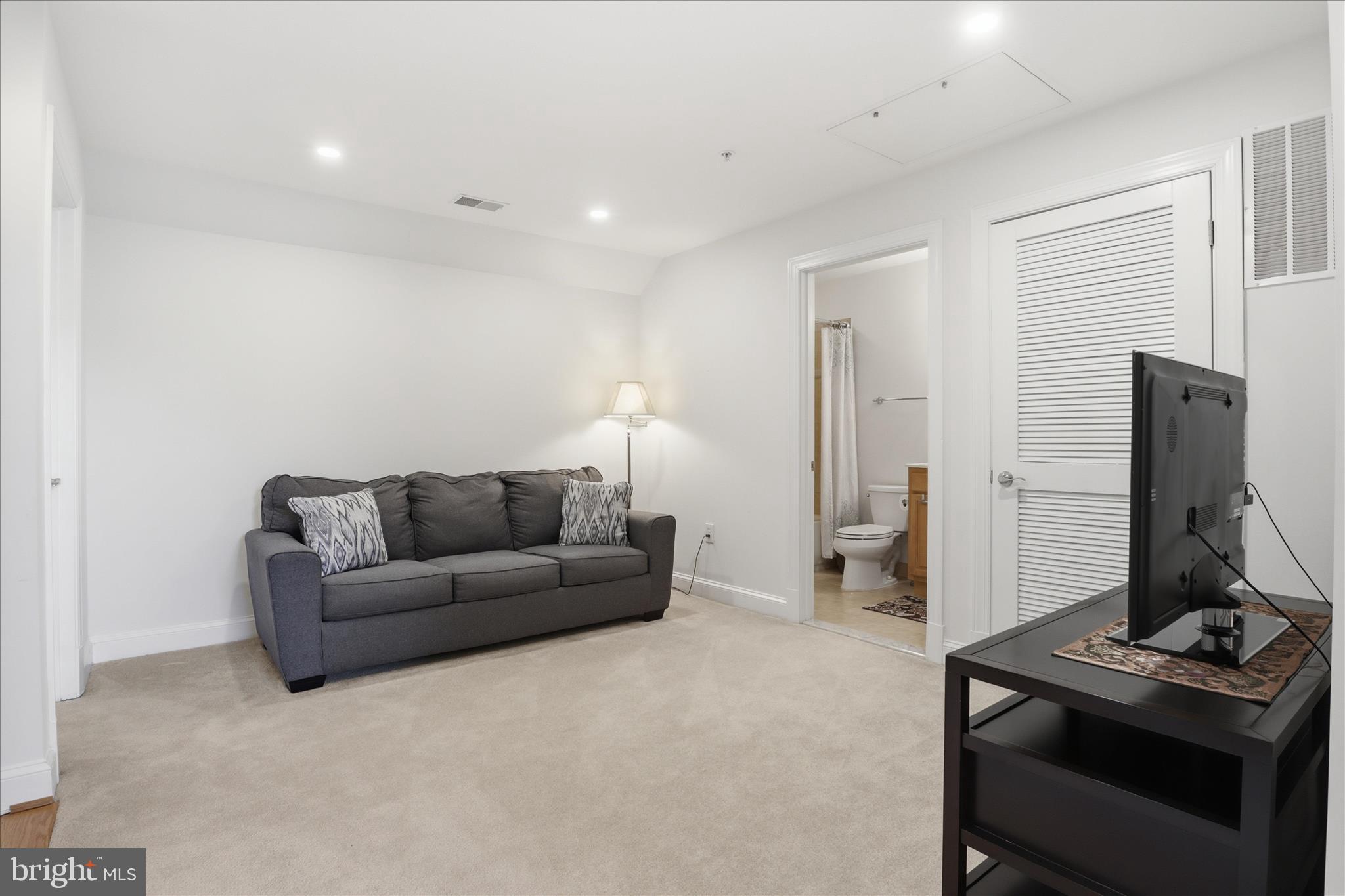 MCLEAN CREST - Residential