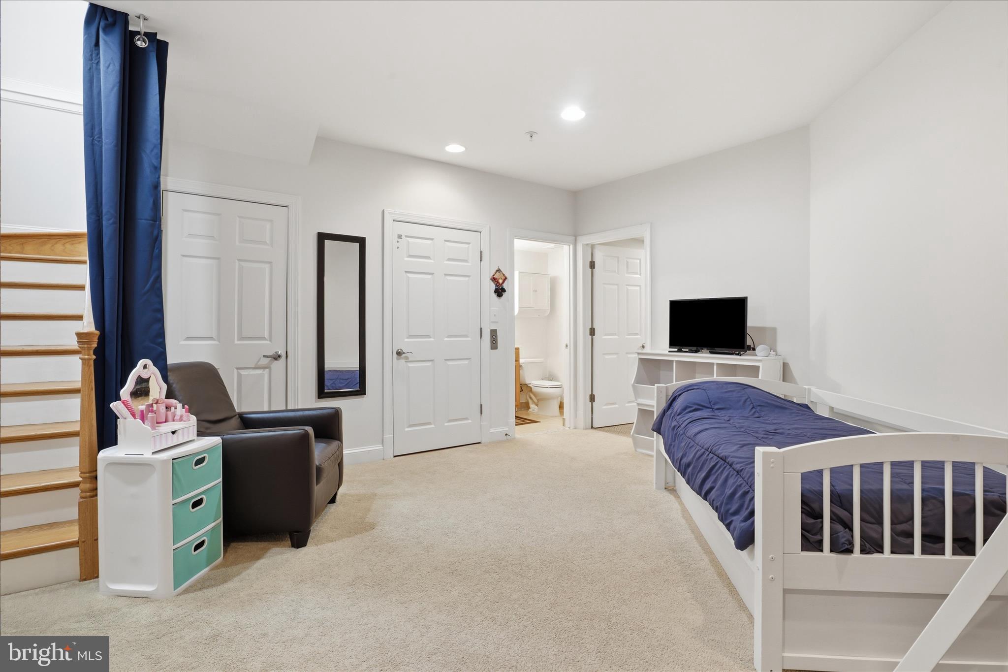 MCLEAN CREST - Residential