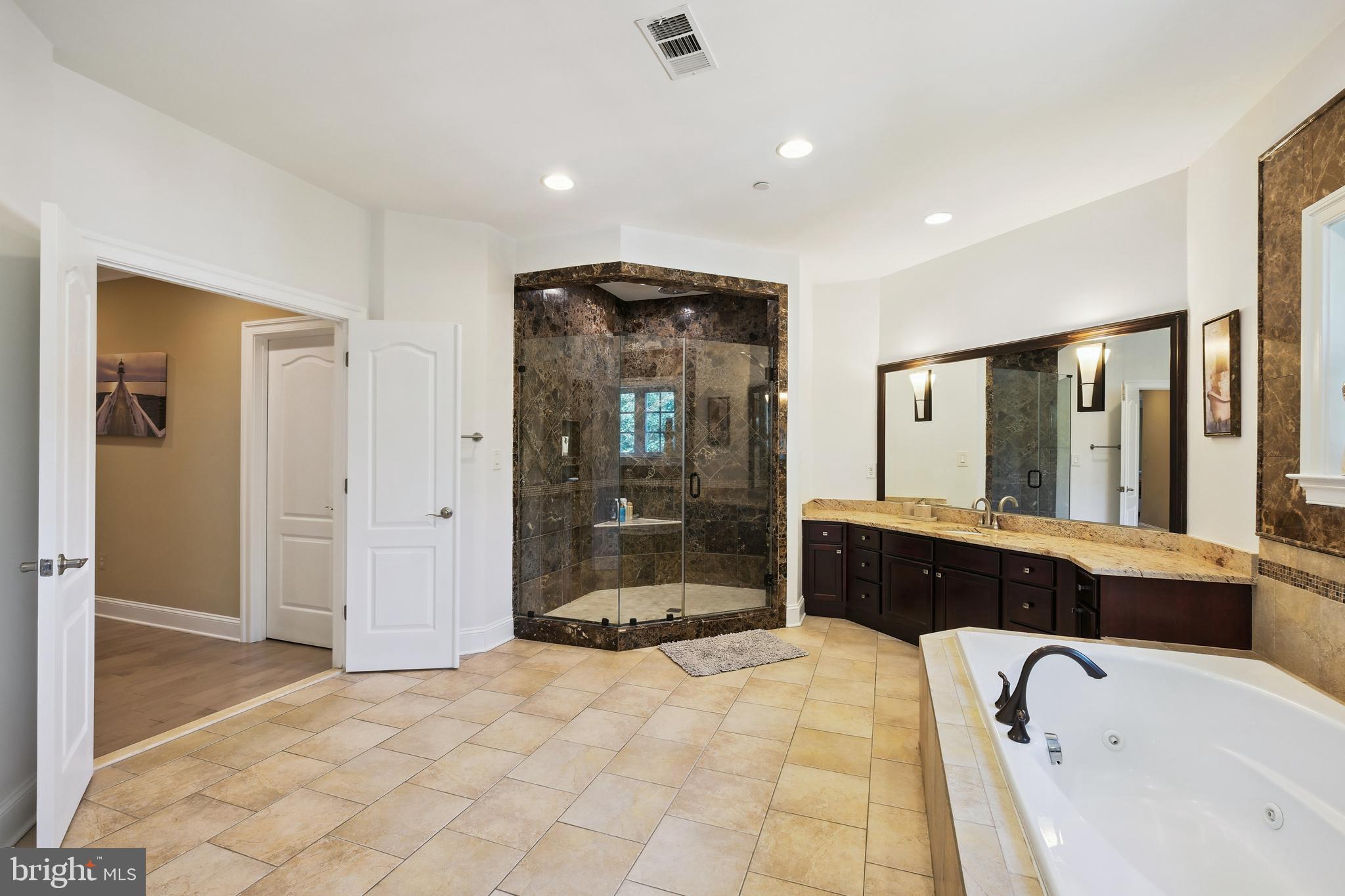 LUXMANOR - Residential