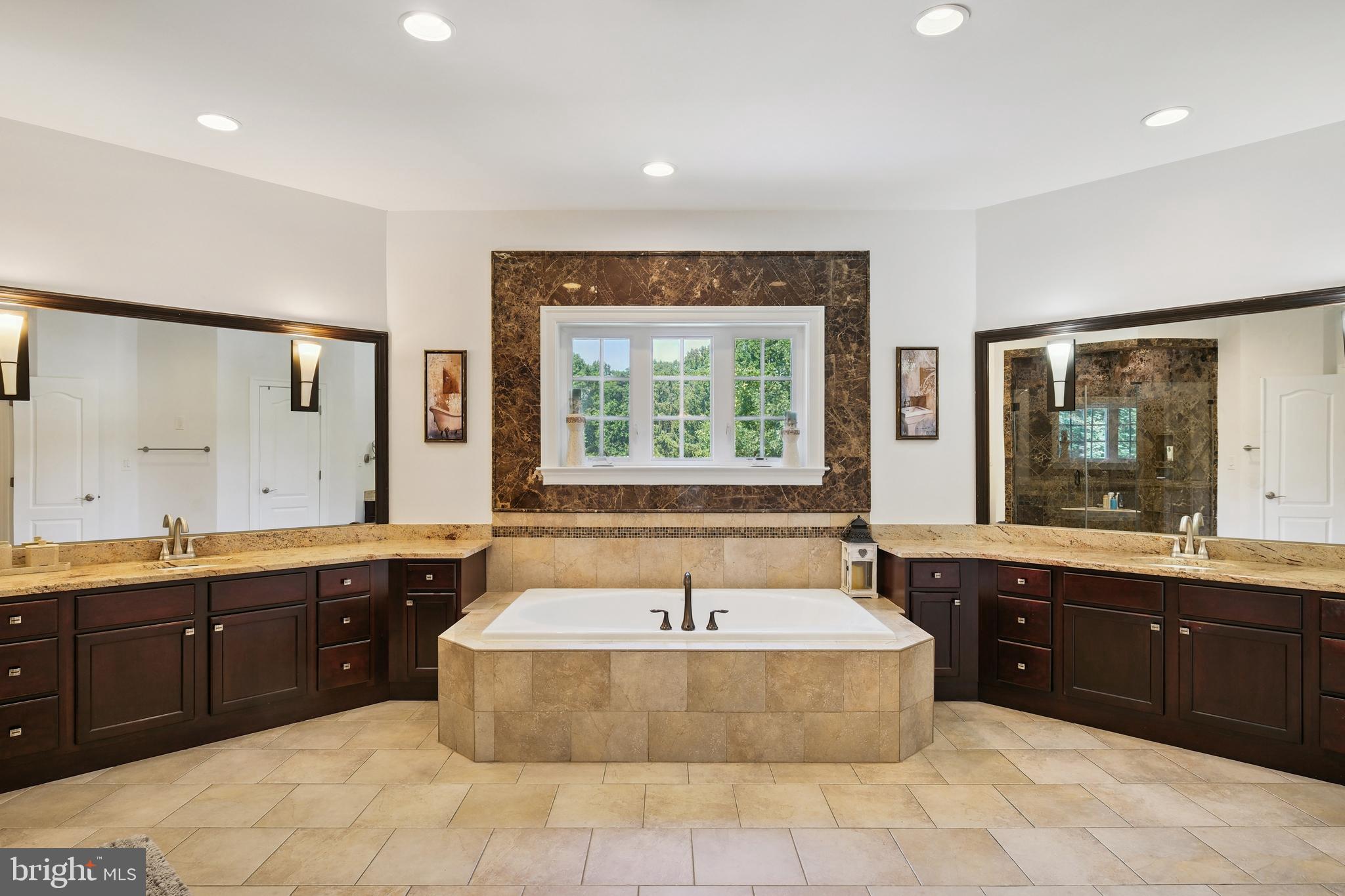 LUXMANOR - Residential