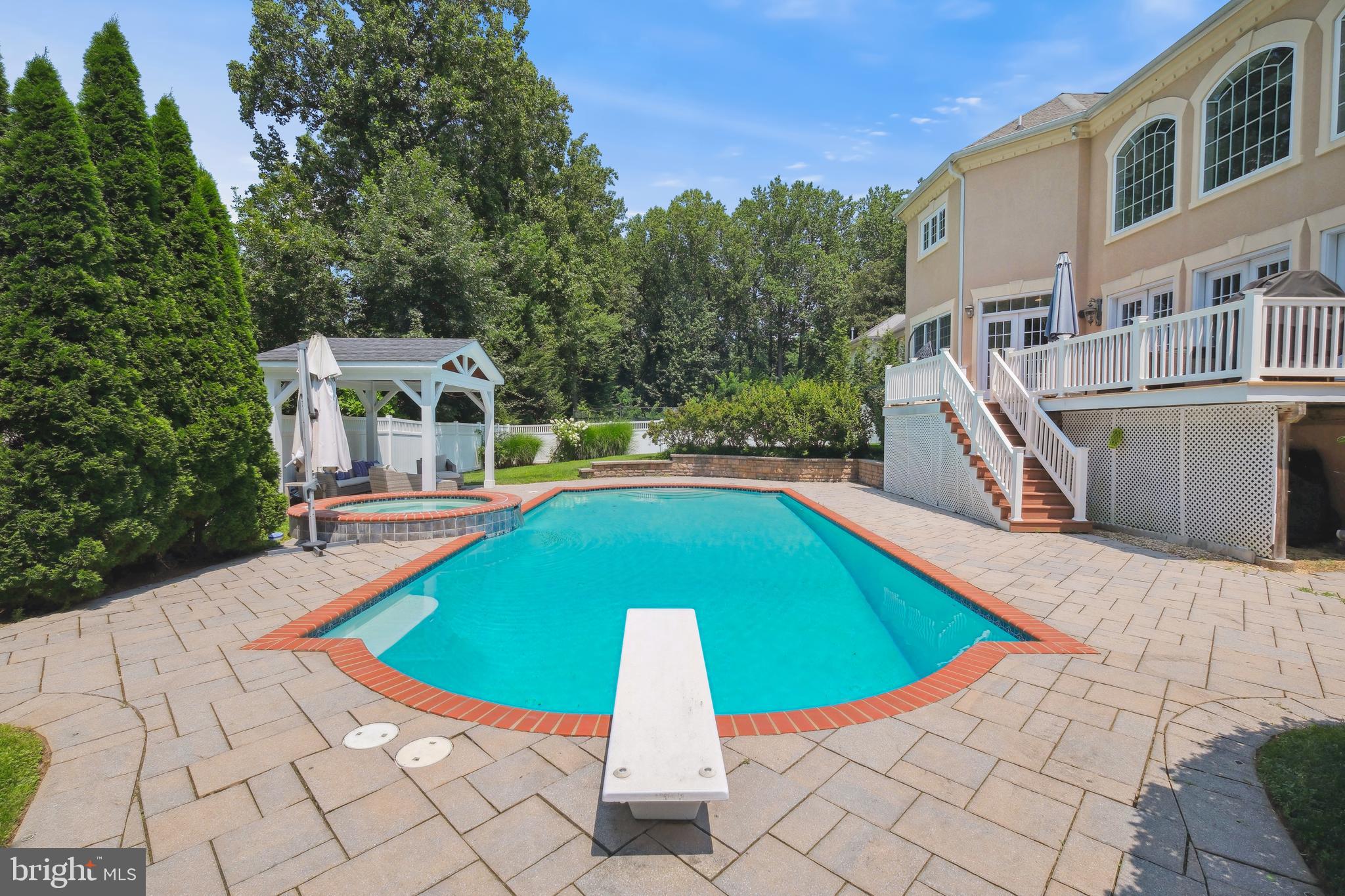 LUXMANOR - Residential