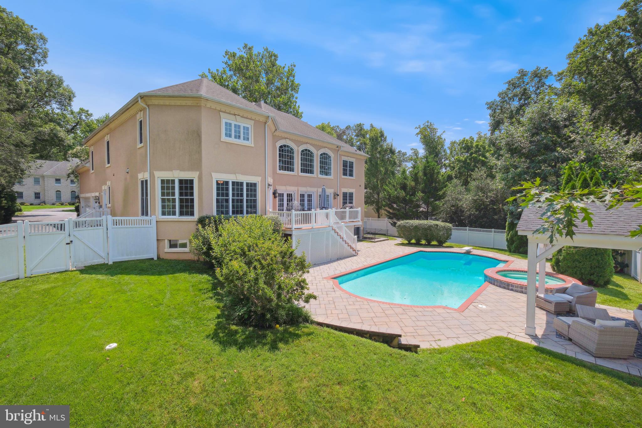 LUXMANOR - Residential