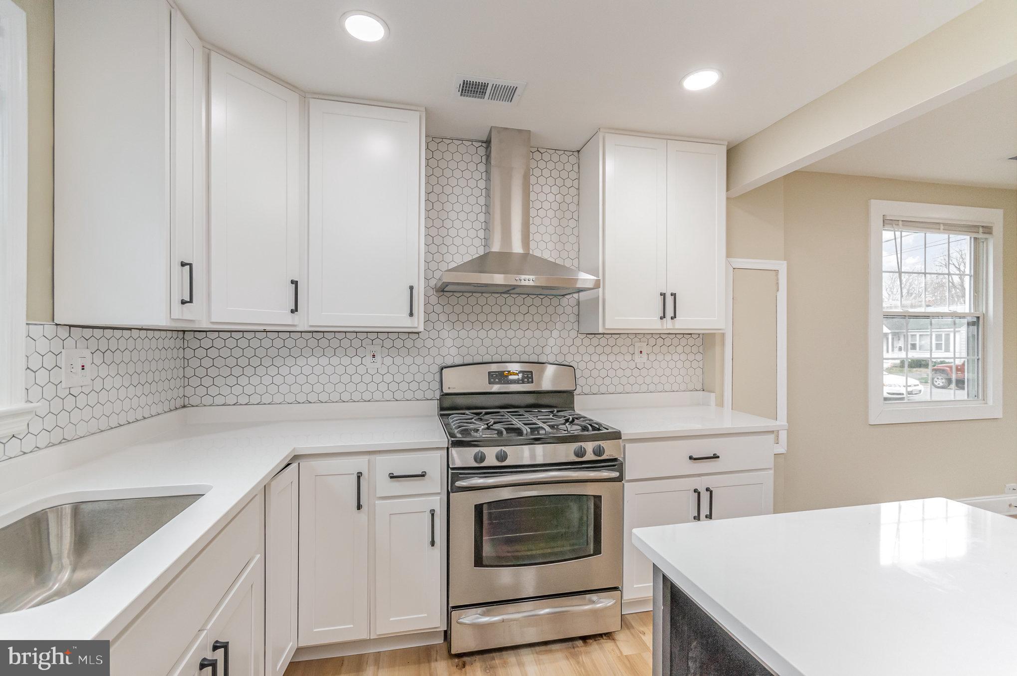 WILLIAMSBURG SQUARE - Residential Lease